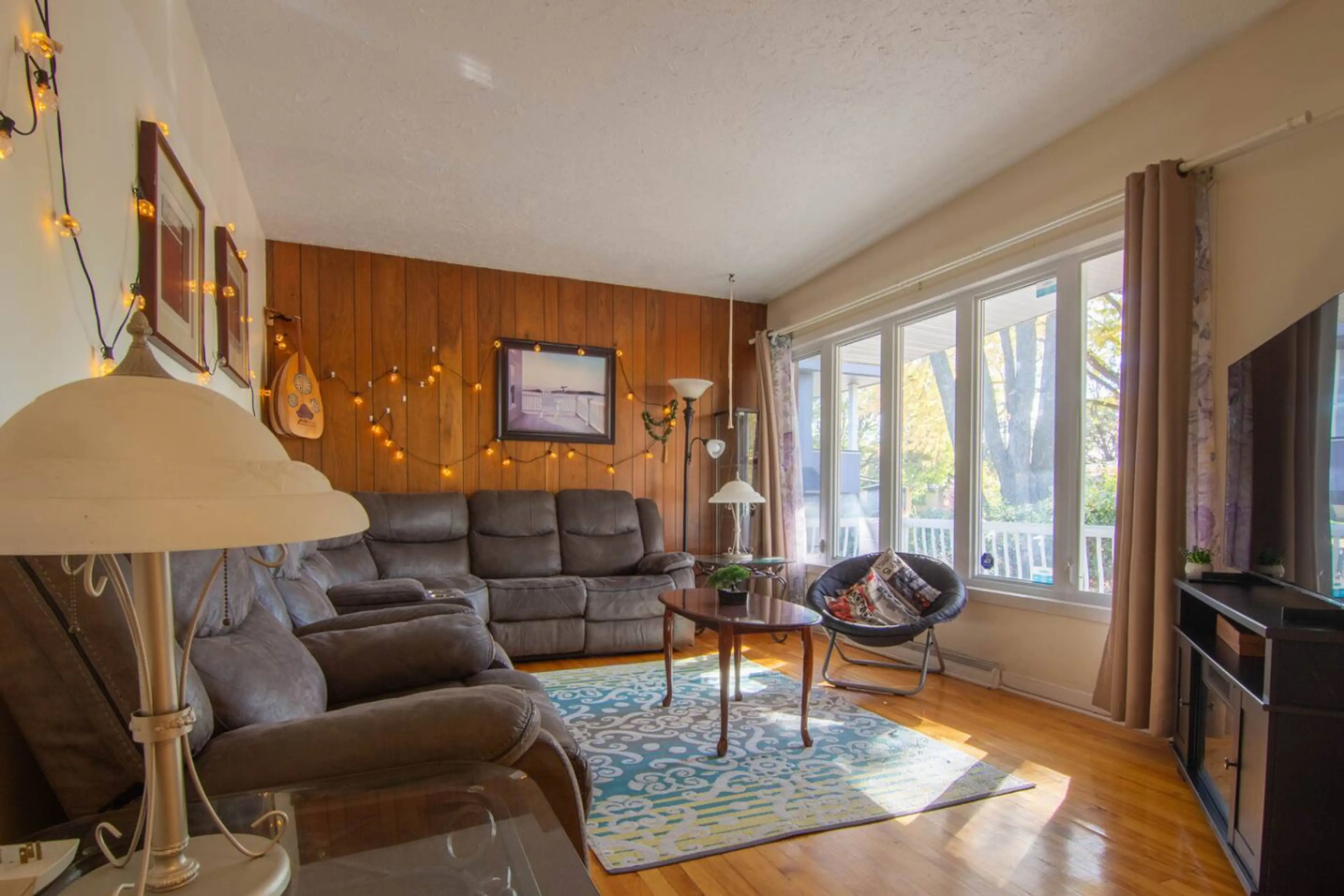 Bright living room – large windows and cozy seating area