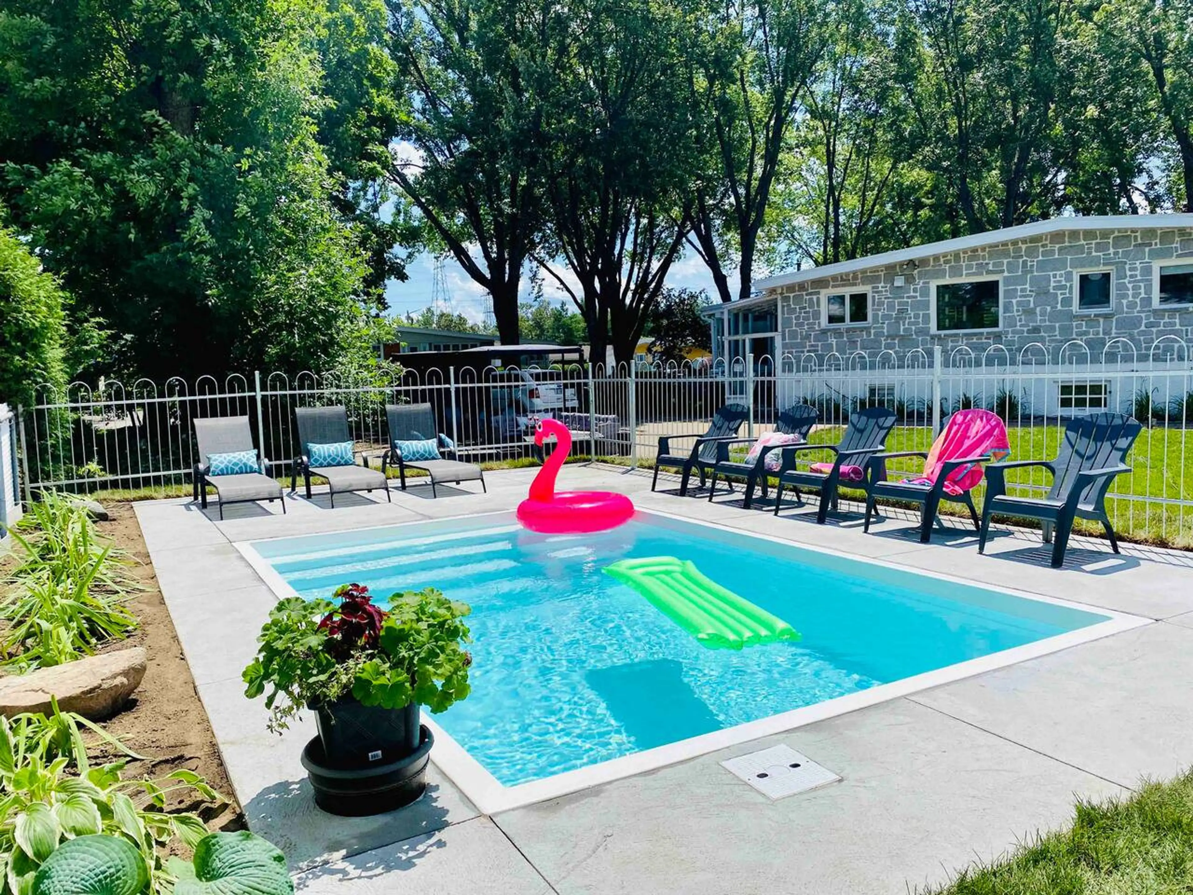 Heated outdoor pool available seasonally From 1 May to 15 September, perfect for summer enjoyment.