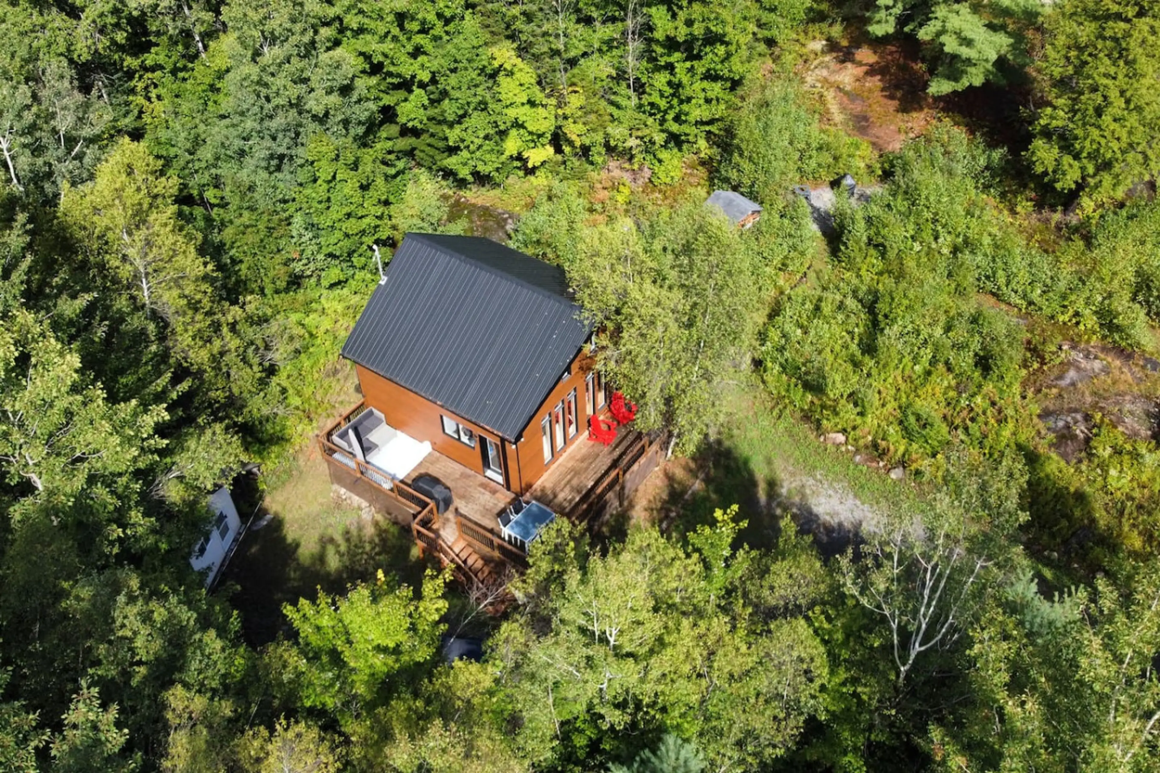 An isolated location in the heart of the forest, offering total privacy and an exceptional natural setting.