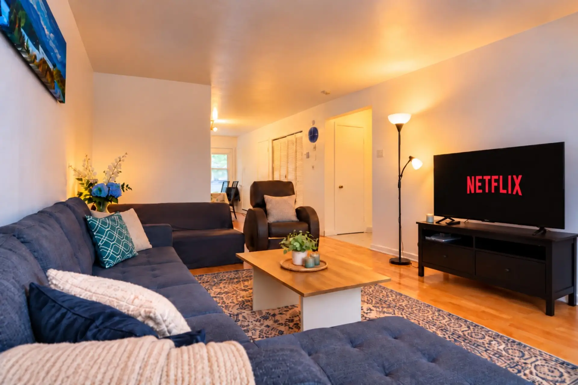 Cozy living room with comfortable seating and Smart TV with Netflix
