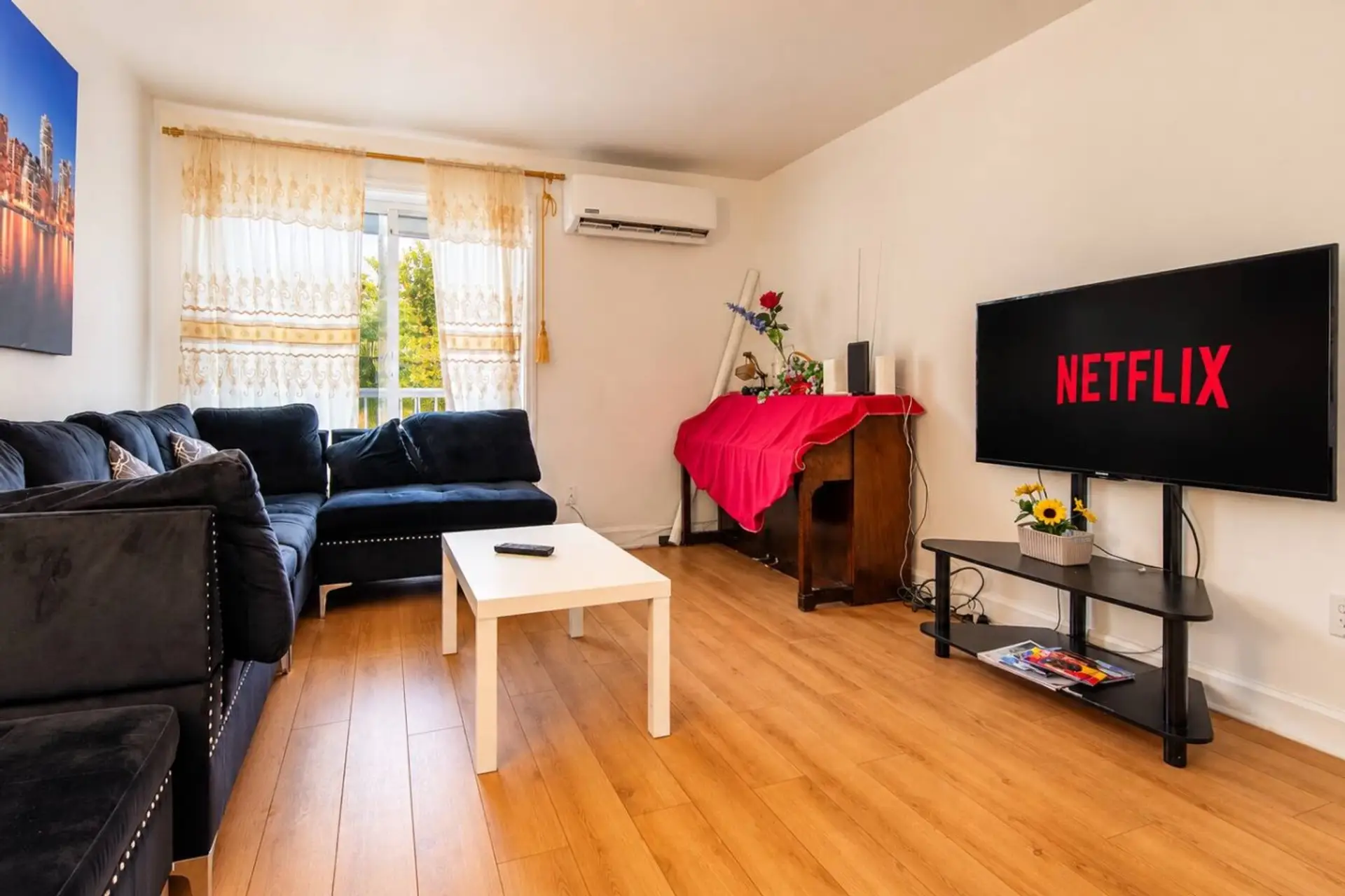 Spacious living room with sectional sofa, Smart TV and A/C.