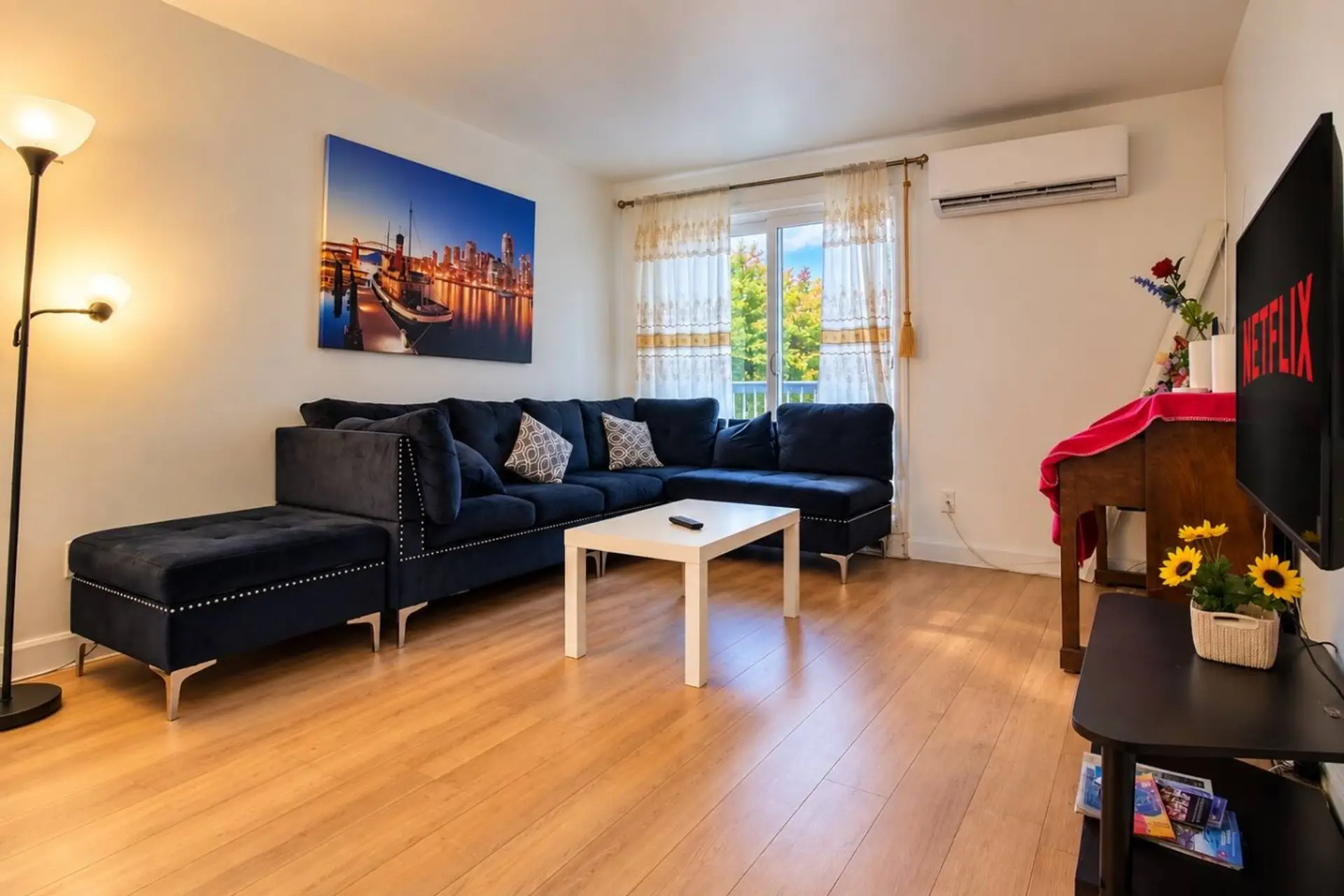 Spacious living room with sectional sofa, Smart TV and A/C.