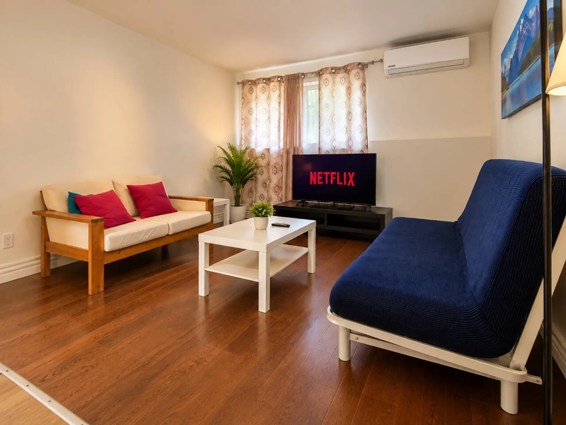 Cozy living room with Smart TV, Netflix & A/C