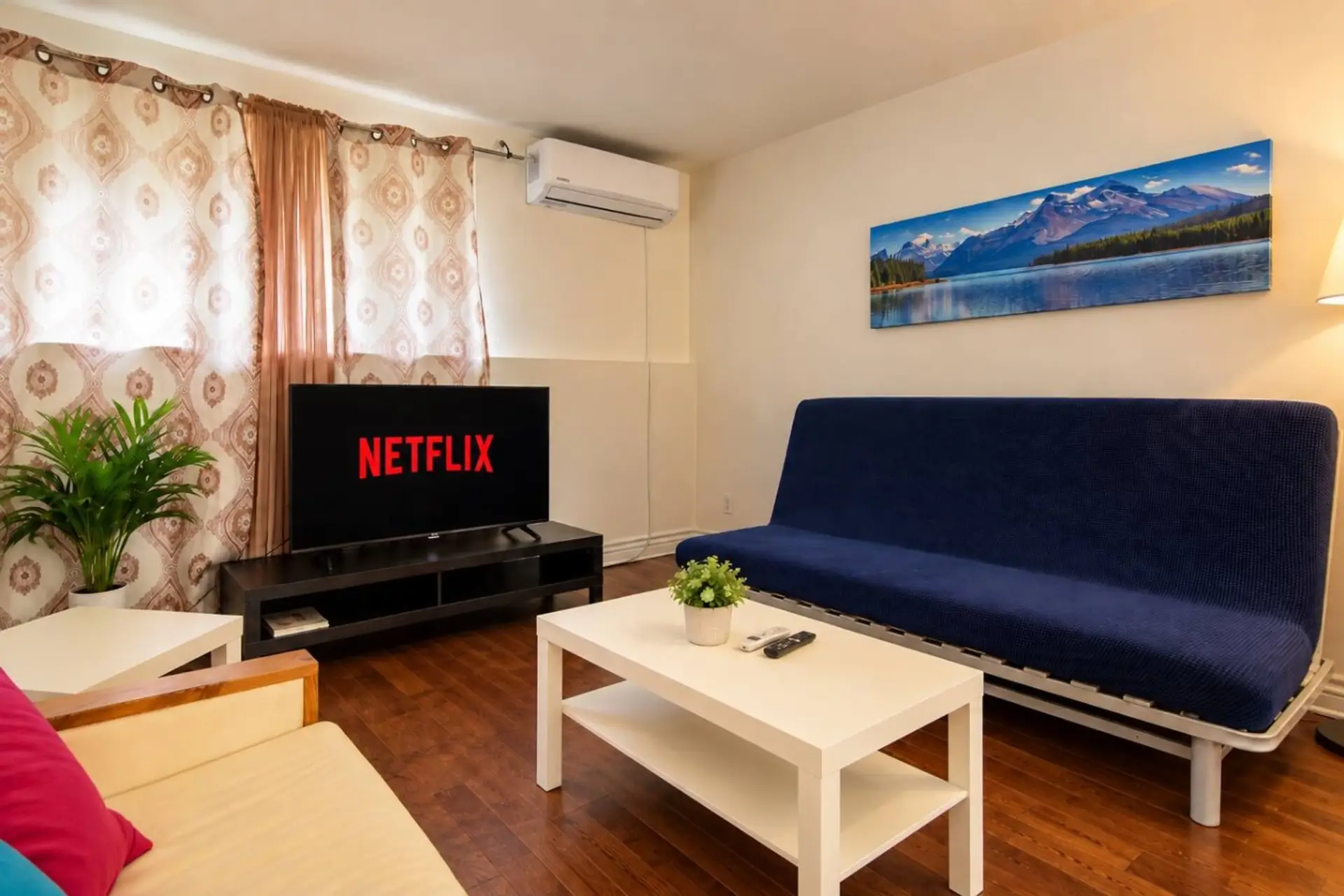 Cozy living room with Smart TV, Netflix & A/C