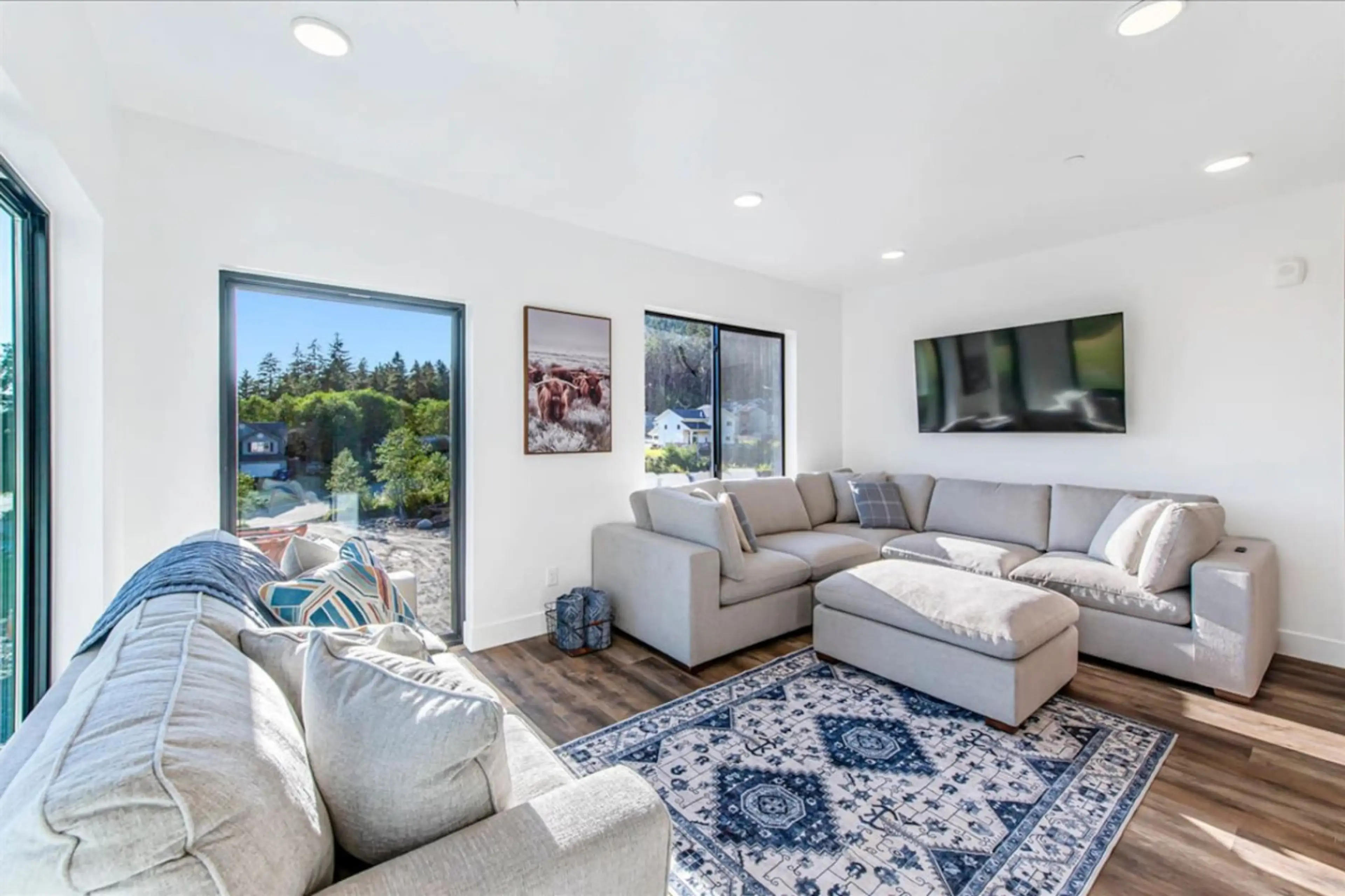 Blinds have been added since this was taken :)