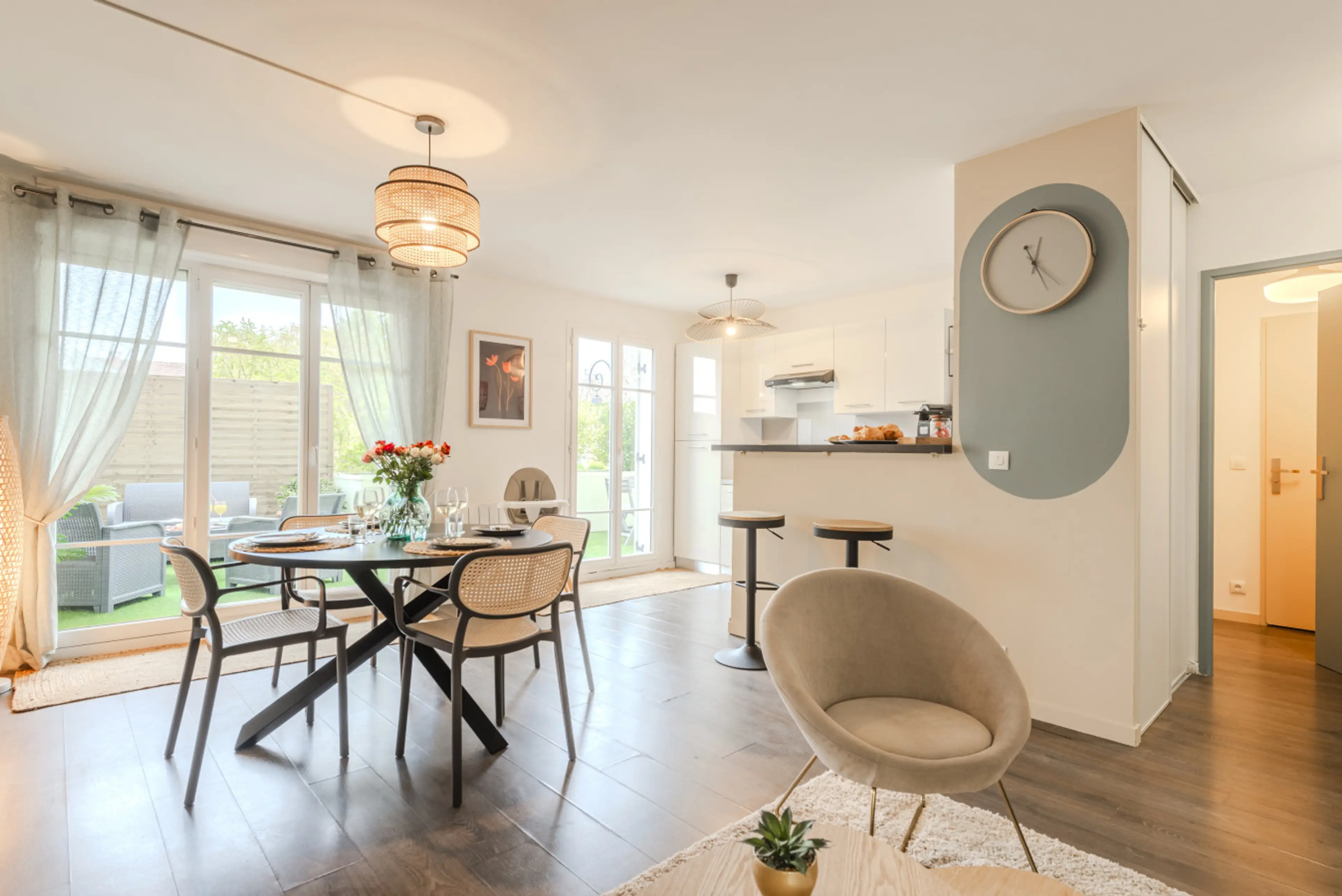 Ample salle à manger avec belle table pour 4 convives avec cuisine ouverte et vue sur la grande terrasse