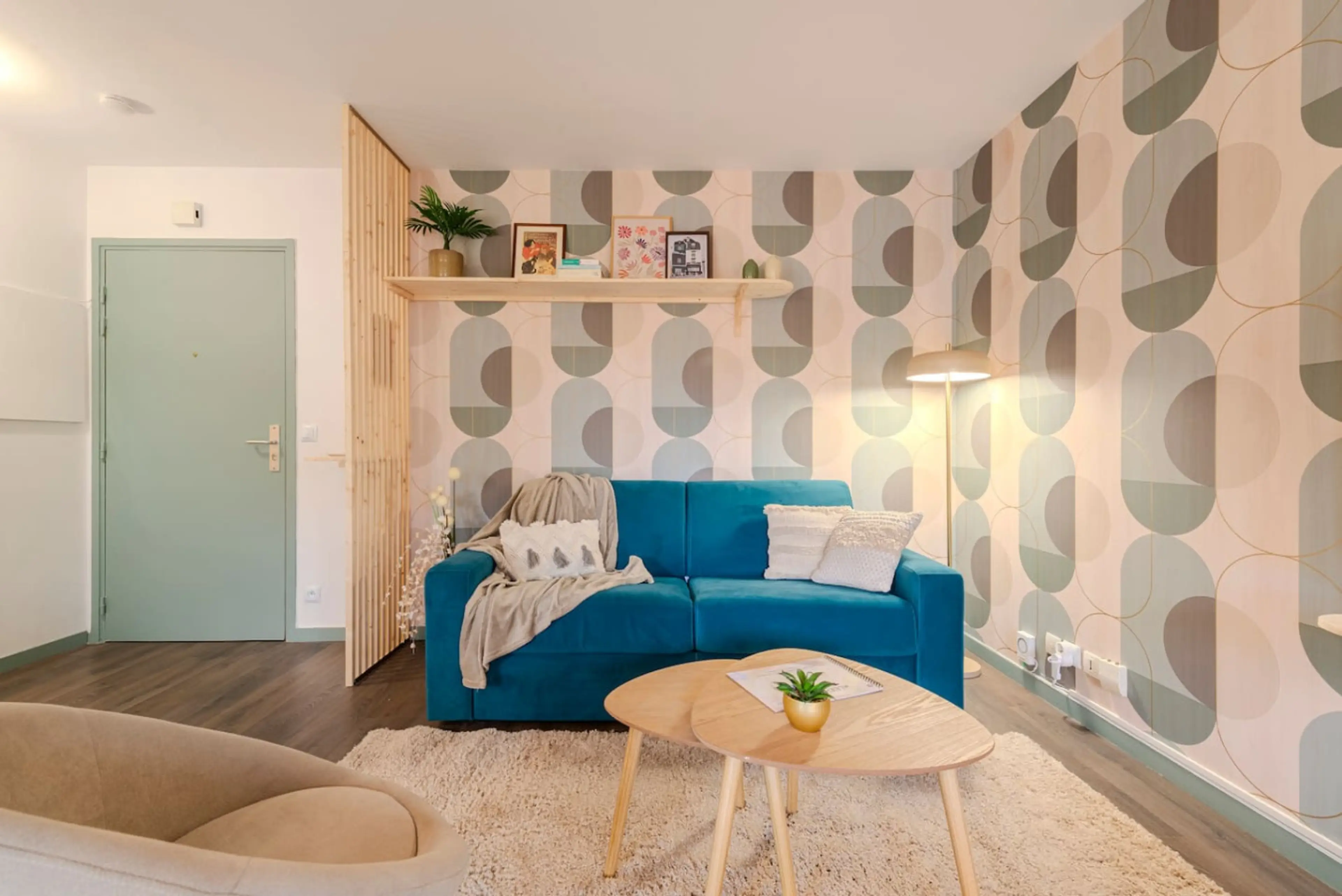 Ample salon confortable avec canapé lit et fauteuil