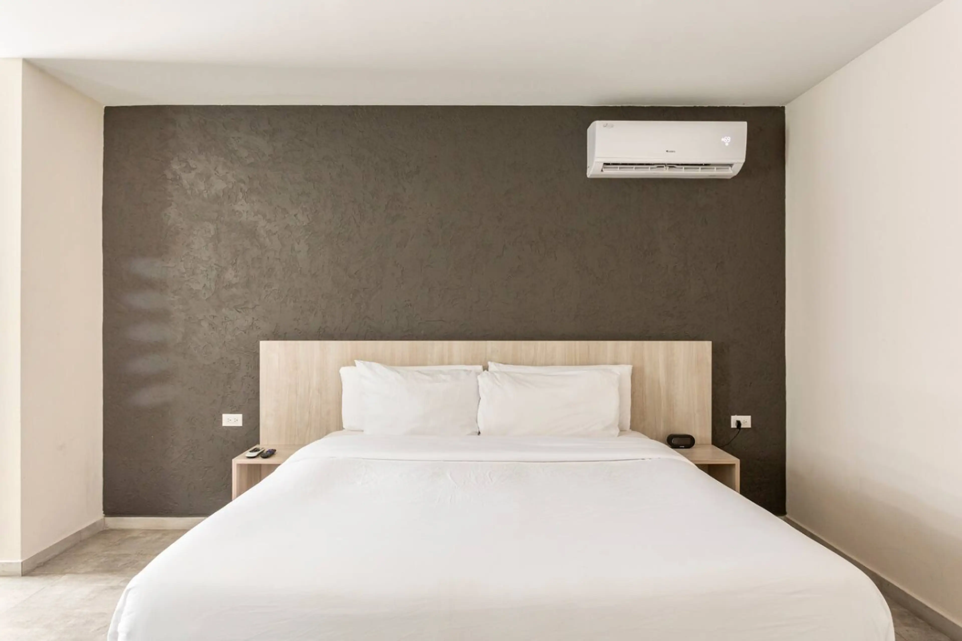 Cozy sleeping space accommodating up to 2 guests.Includes two double beds, each adorned with four pillows for added comfort.