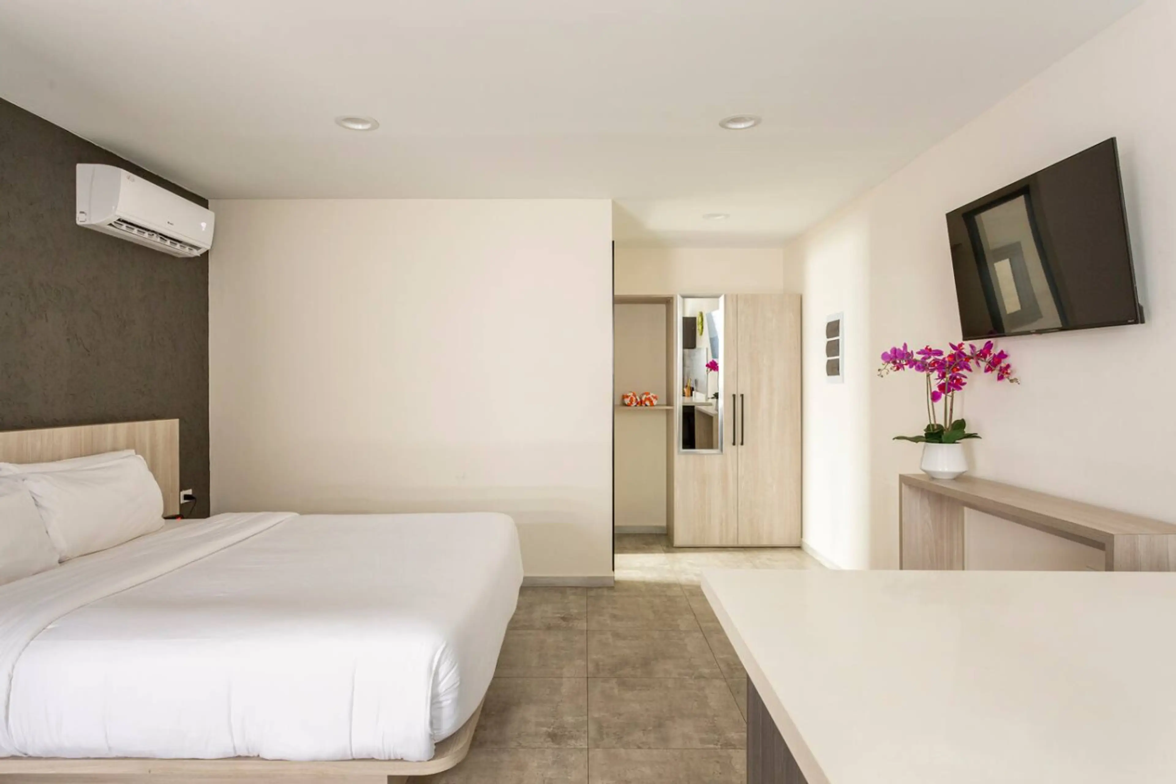 Cozy sleeping space accommodating up to 2 guests.Includes two double beds, each adorned with four pillows for added comfort.