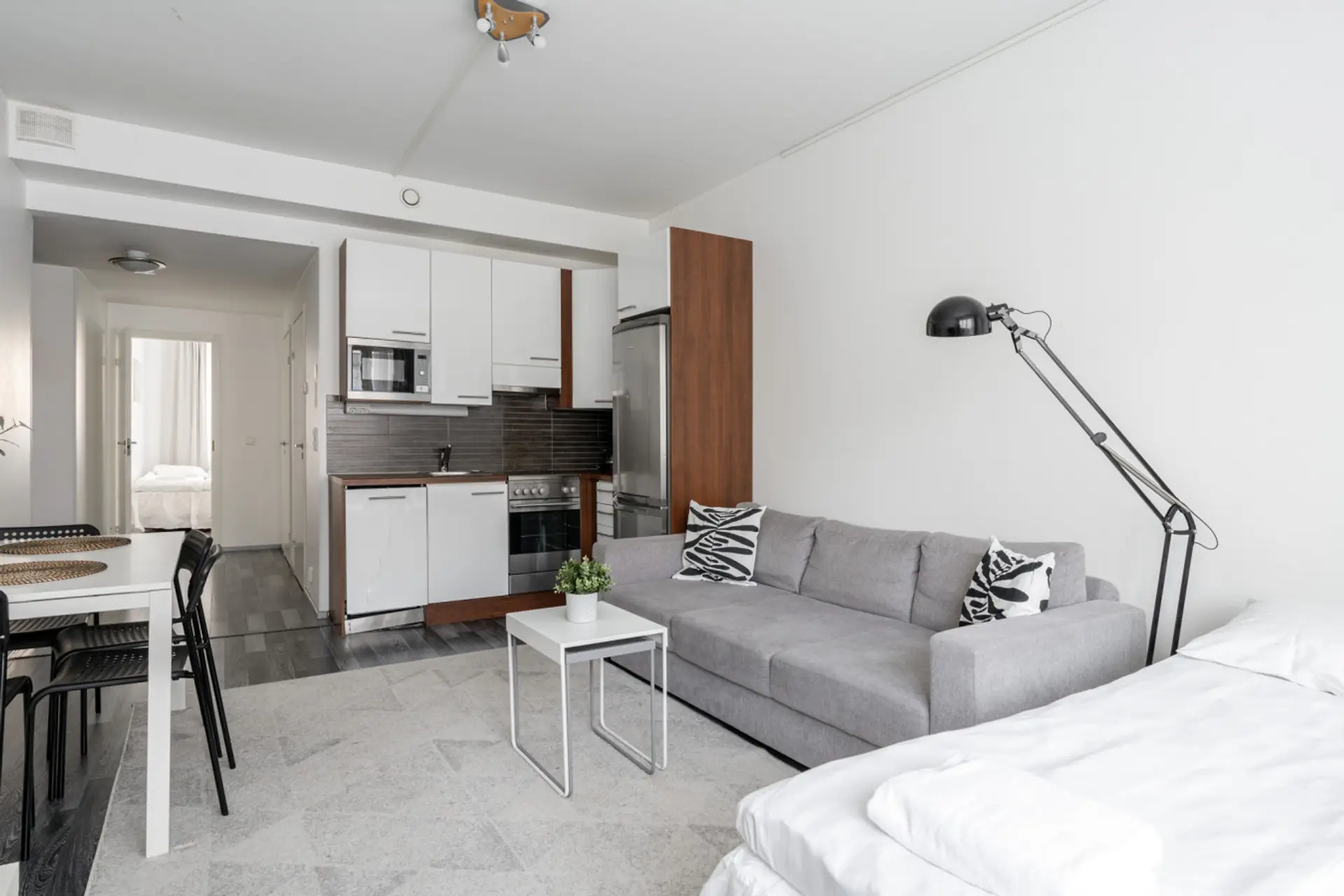 While cooking, you can socialise with your family and friends, as the kitchen has a view directly into the living room.