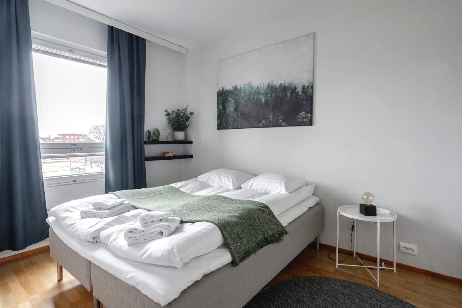 There is two double beds (one in the bedroom and one in the living room) as well as a bed sofa (140cm wide) for you to use.