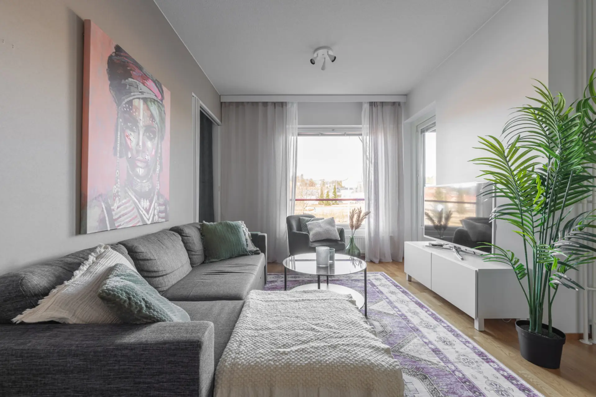 The apartment is well equipped to suit your needs and you only need to have your personal belongings and hygiene products with you when staying with us.