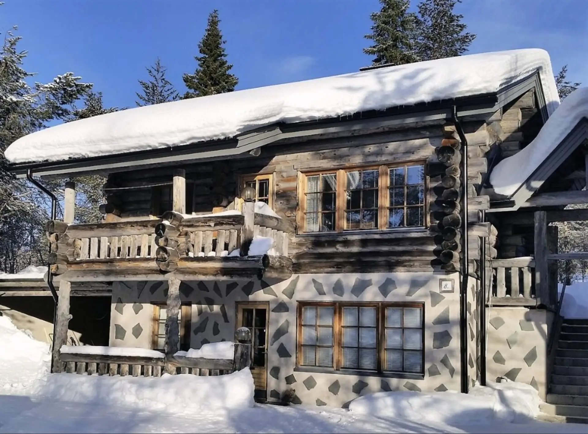 Exterior of the kelo log apartment in winter