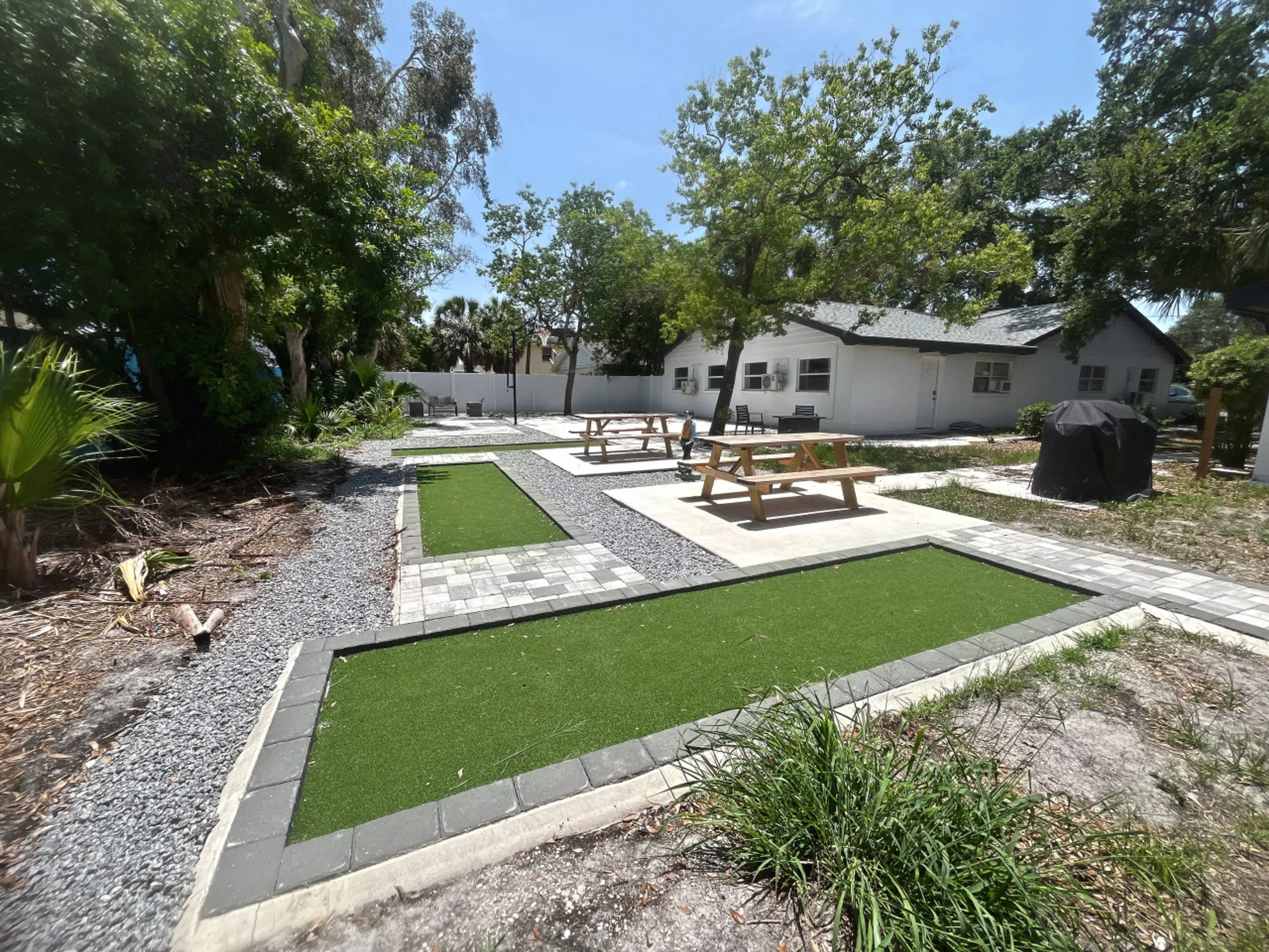 Shared Exterior Amenities, Grill, Multiple Sitting Areas