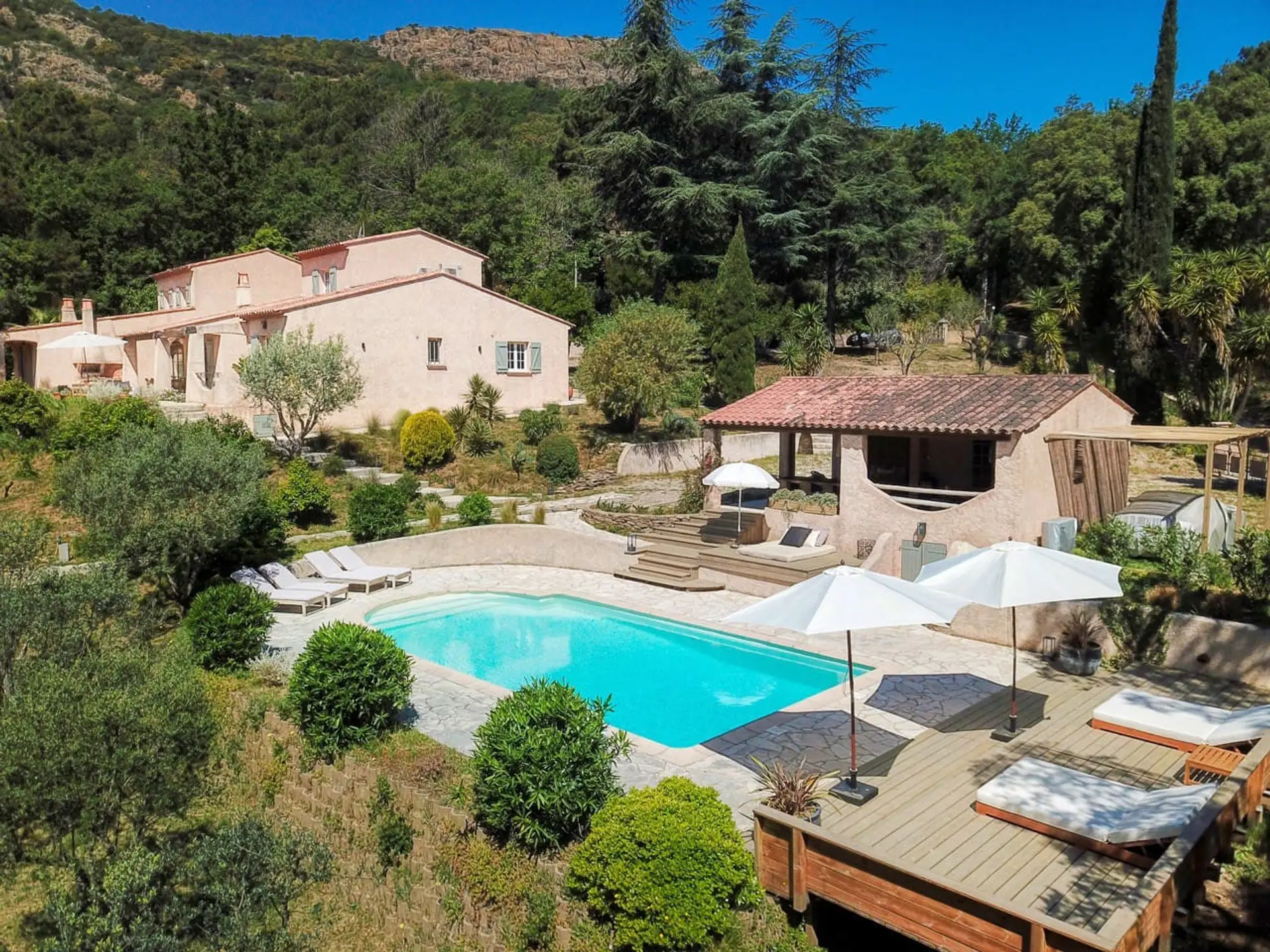 Swimming pool, pool house, sun loungers
