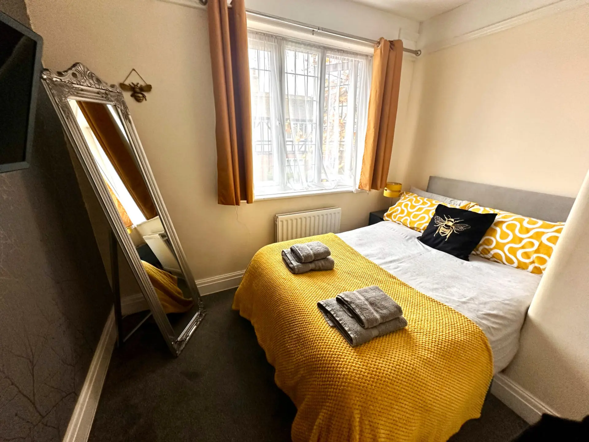Double Bedroom - Smart TV - Full Length Mirror - Black Out Curtains