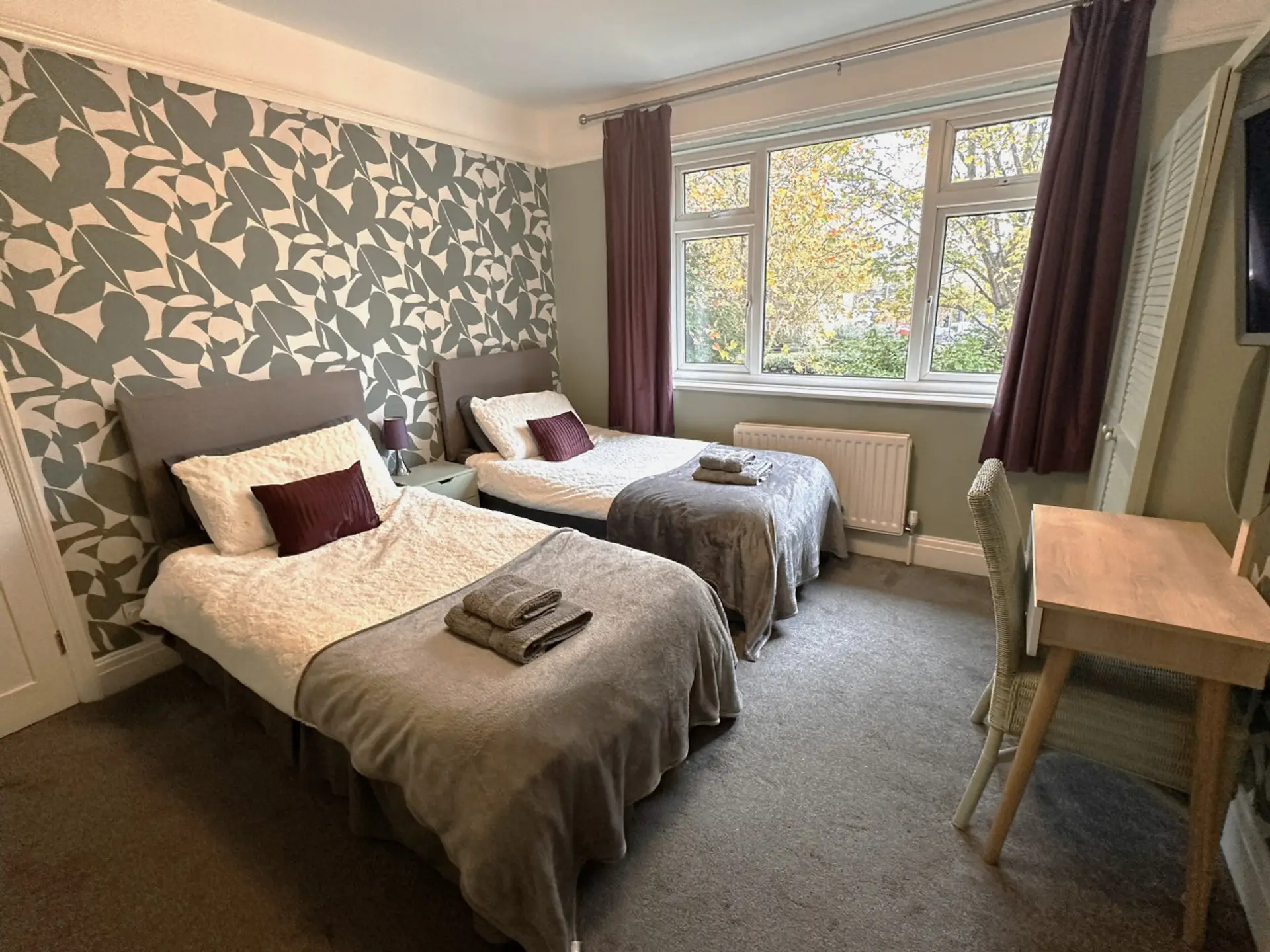 The Green Room - 2 Singles or 1 King size bed - Towels - Smart TV - Wardrobes