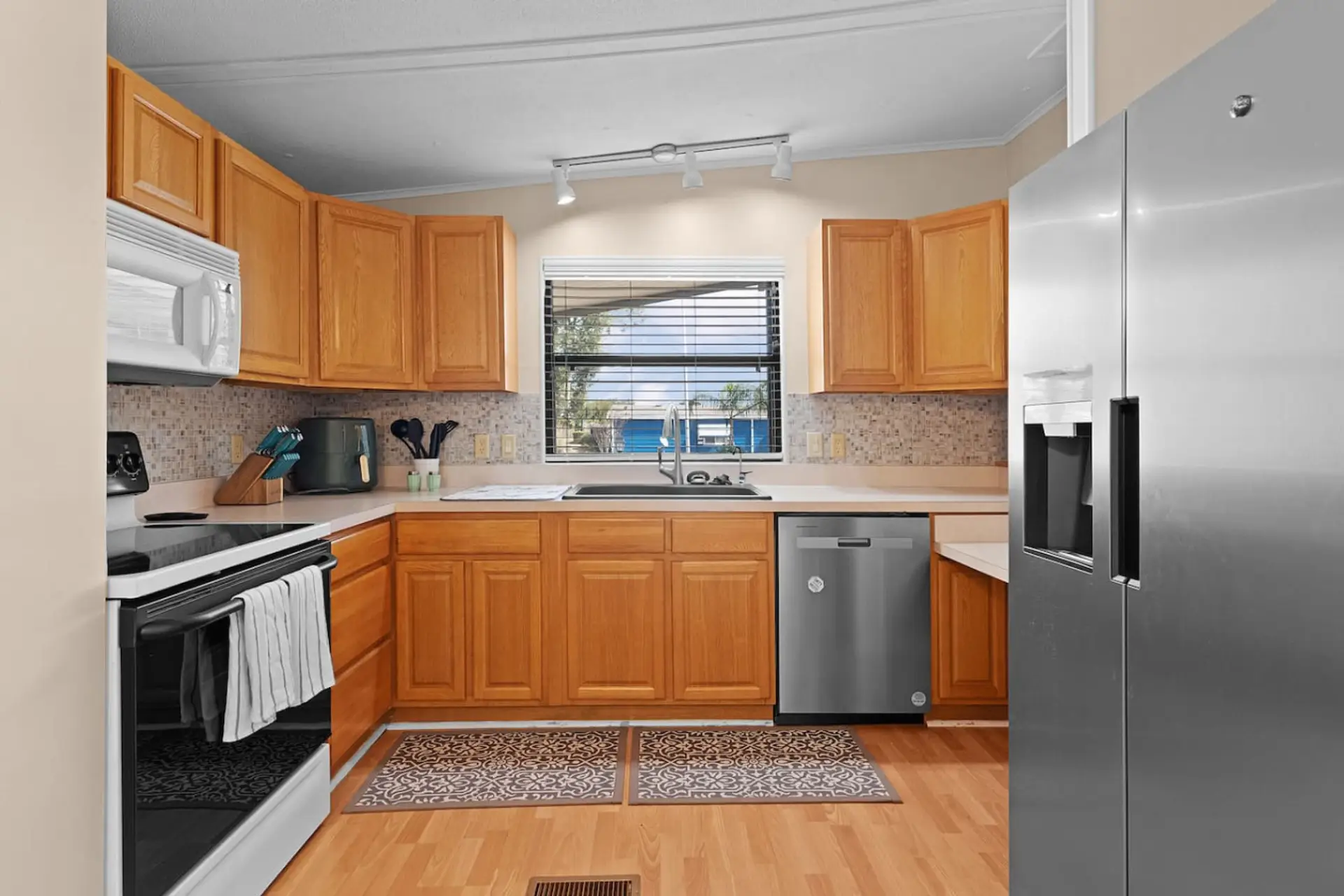 Complete kitchen with modern appliances for a convenient stay.