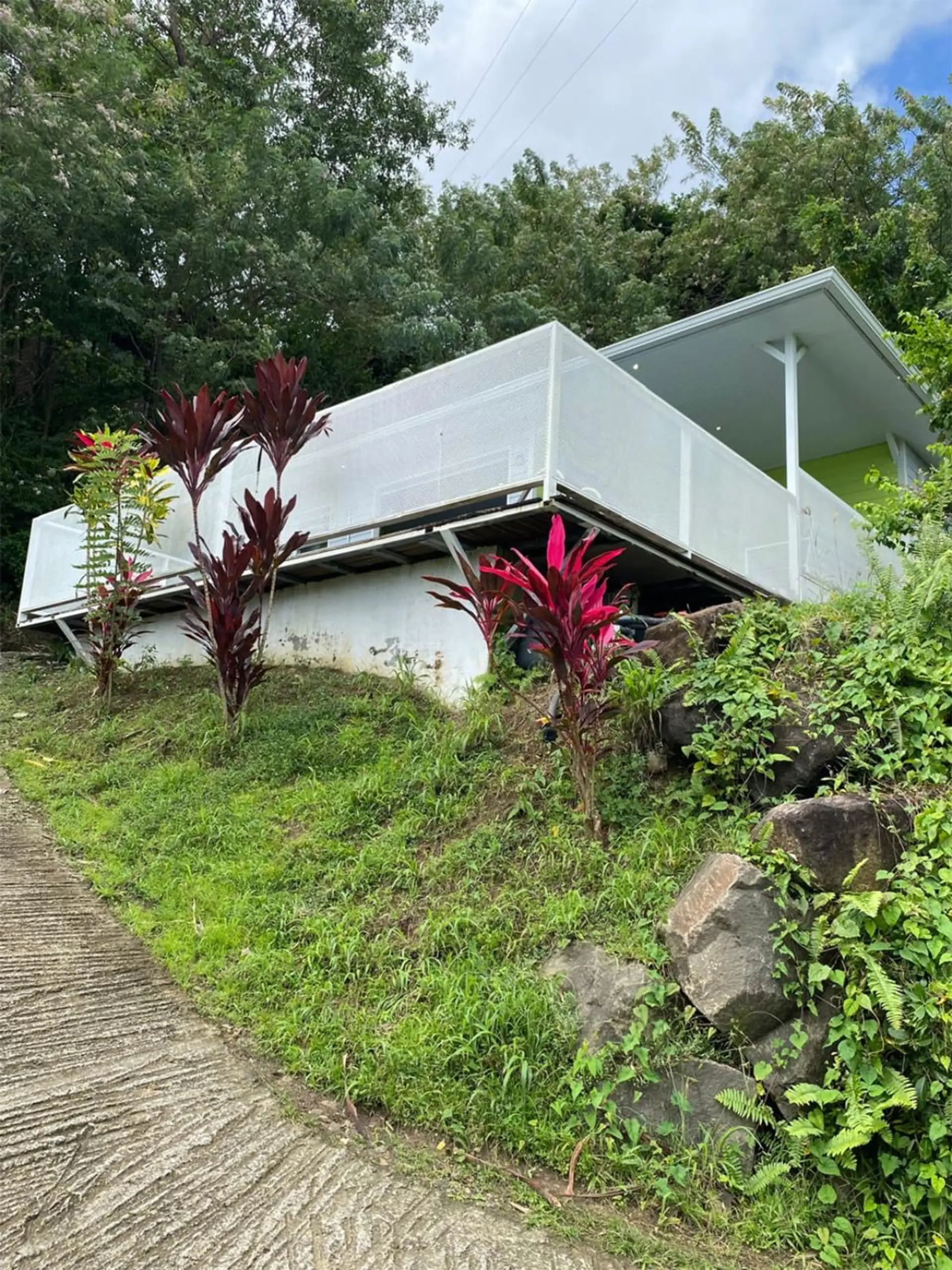 Villa perchée sur les hauteurs : un cadre privilégié offrant tranquillité et vue dégagée.
