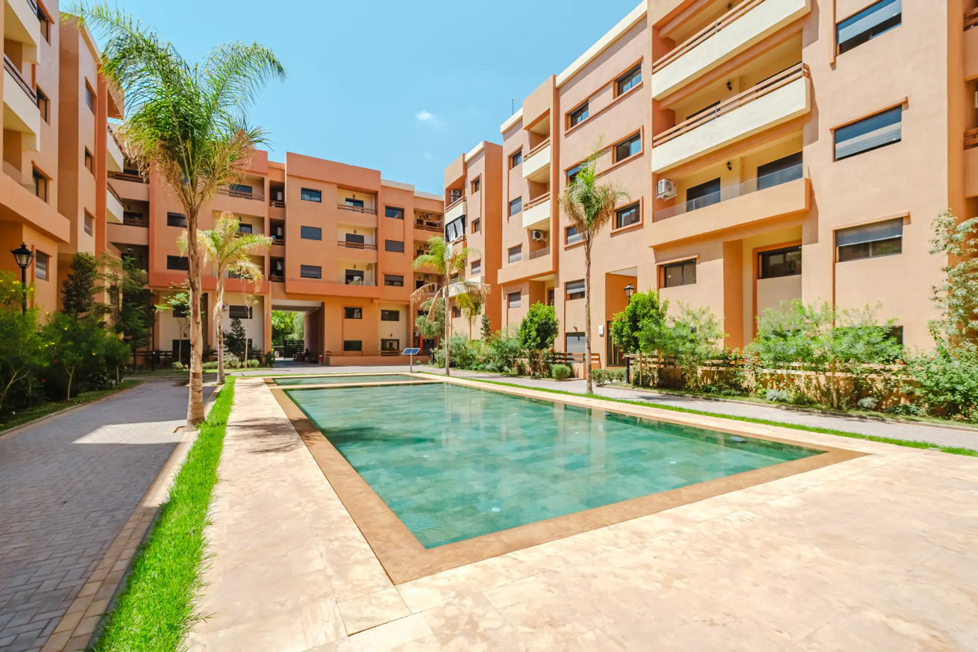 Résidence sécurisée avec piscine accessible.