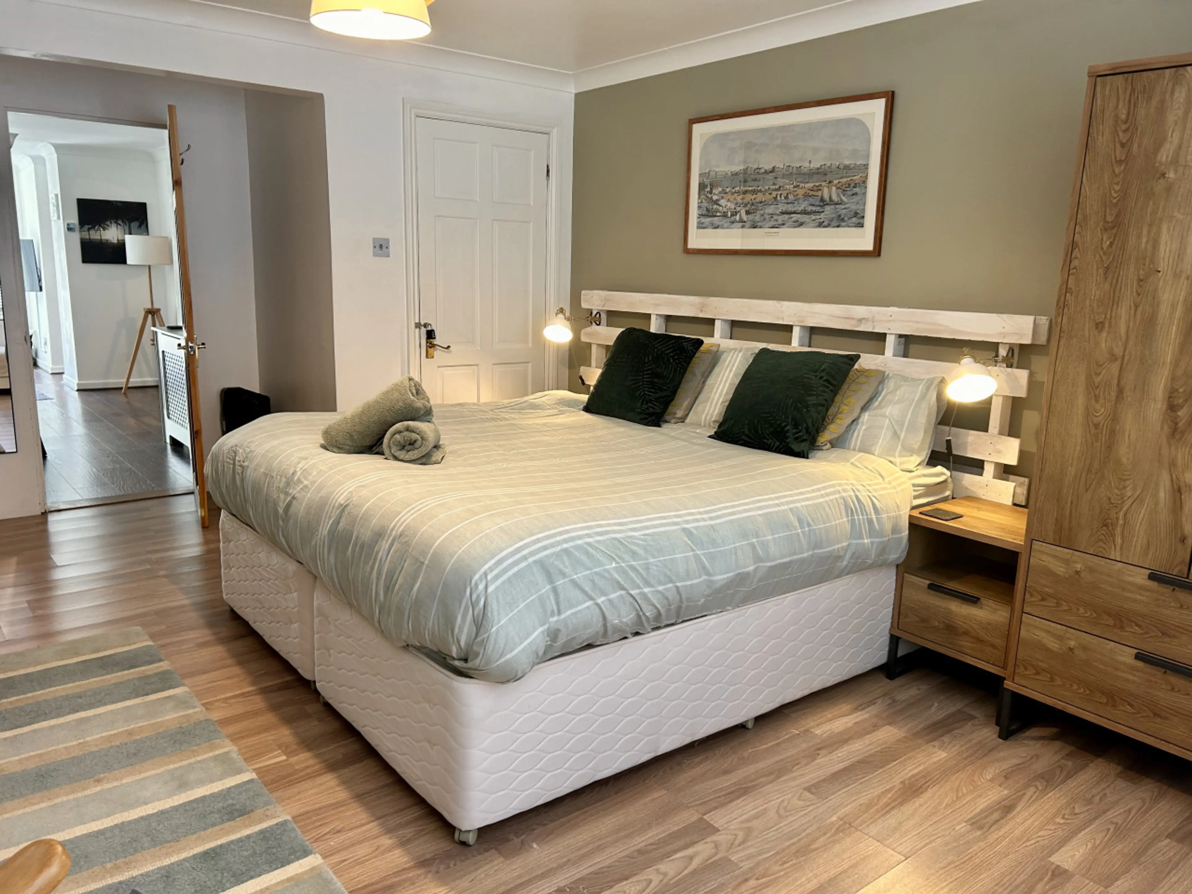 Large main bedroom Super King or Twin