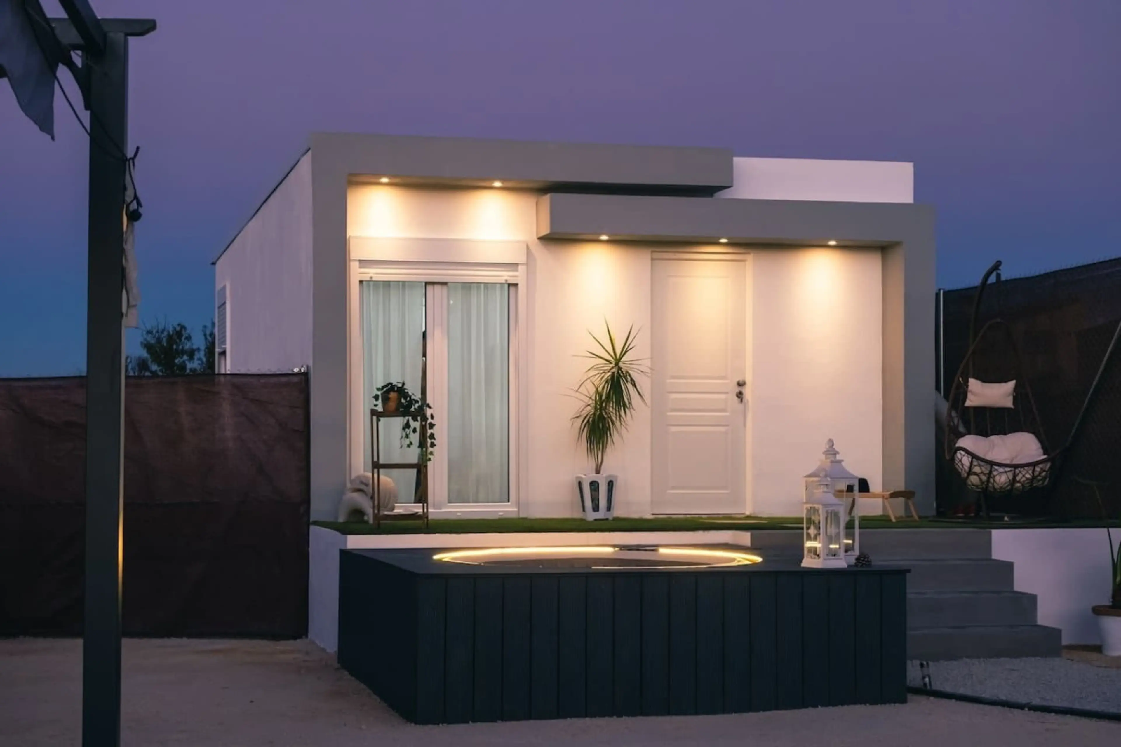 Escápate al confort: relájate en tu propio jacuzzi bajo las estrellas.