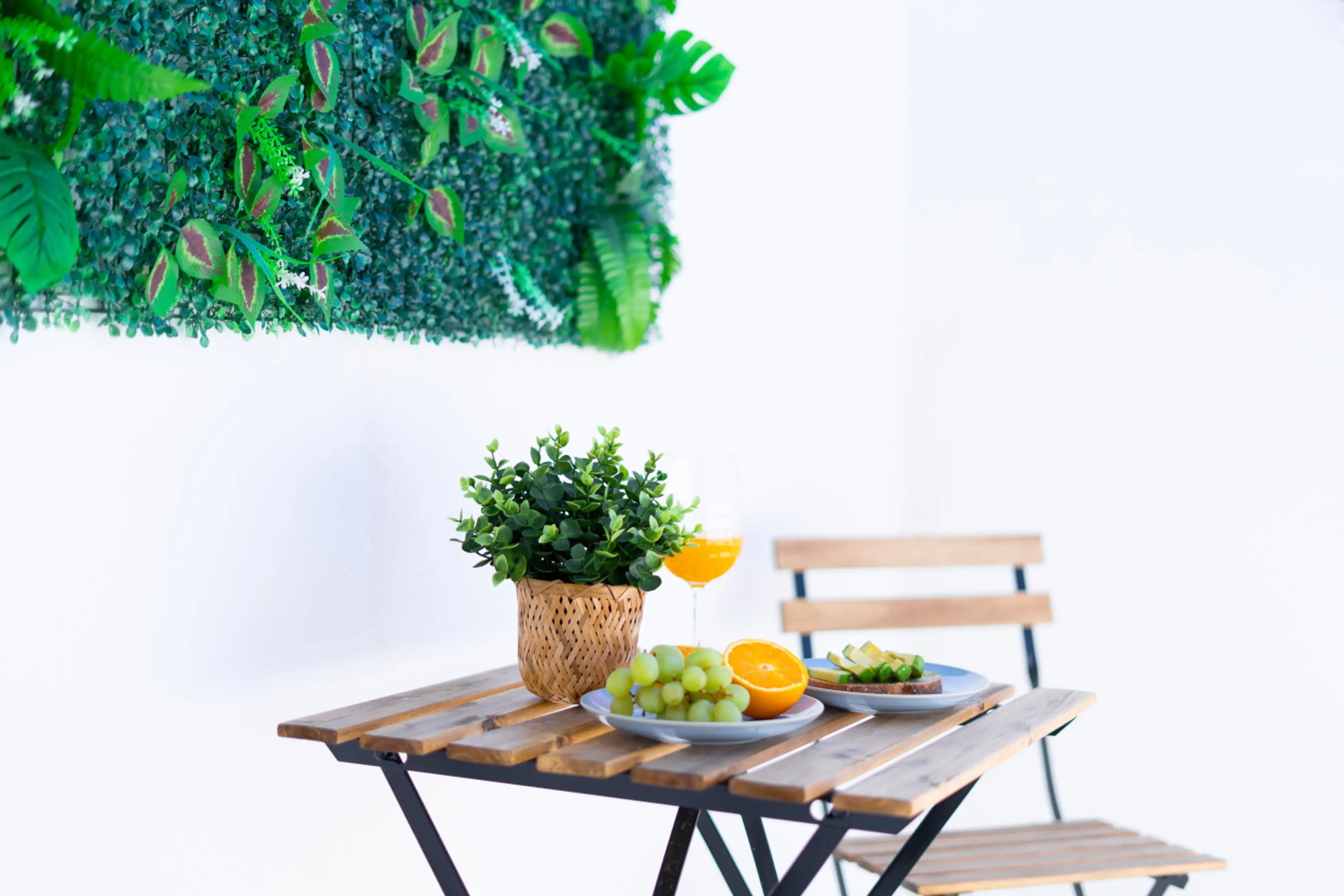 Desayuna en un rincón natural y lleno de frescura.