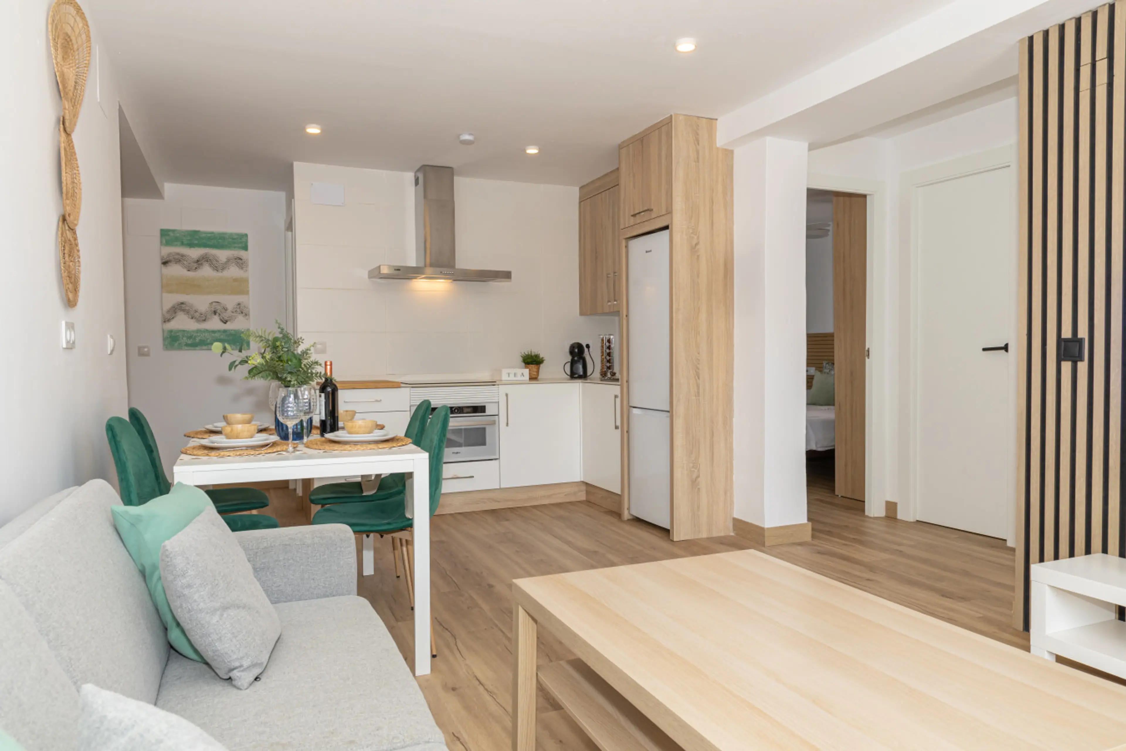 🏠 Vista general del espacio principal: salón, cocina y comedor en un concepto abierto, cómodo y bien distribuido.