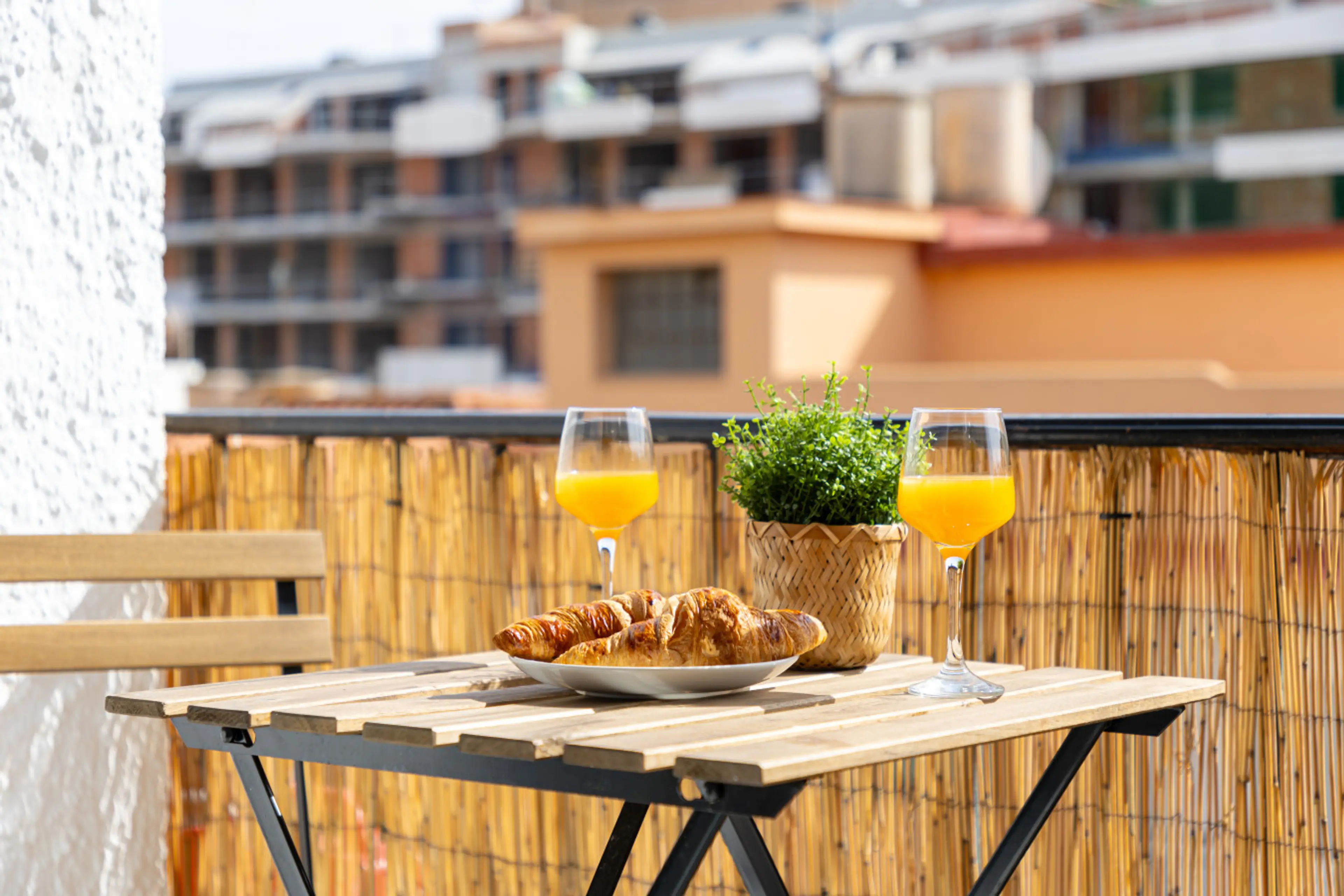 ☀️ Pequeña terraza con mesa exterior, perfecta para disfrutar de un tentempié al aire libre (no se ofrecen desayunos).