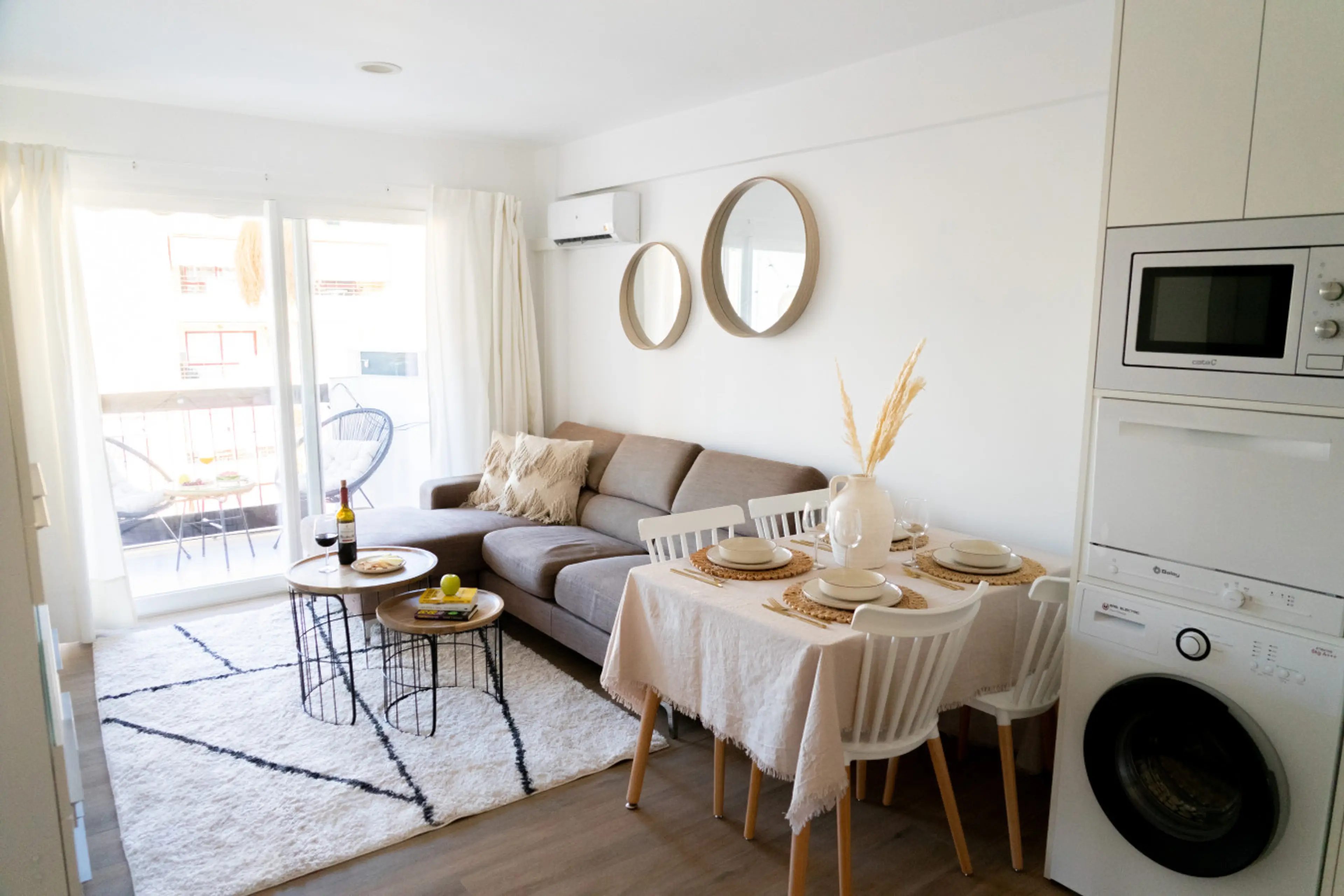 Luminoso y acogedor salón-comedor con cocina abierta totalmente equipada. Ideal para relajarte tras un día de playa o compartir una cena en familia o pareja.