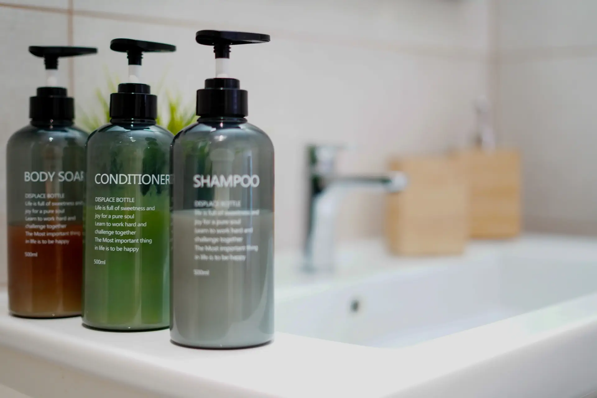 Detalle de los productos de baño de cortesía, que aportan un toque de cuidado y hospitalidad. Todo está dispuesto para ofrecer una experiencia práctica y relajante desde el primer momento.