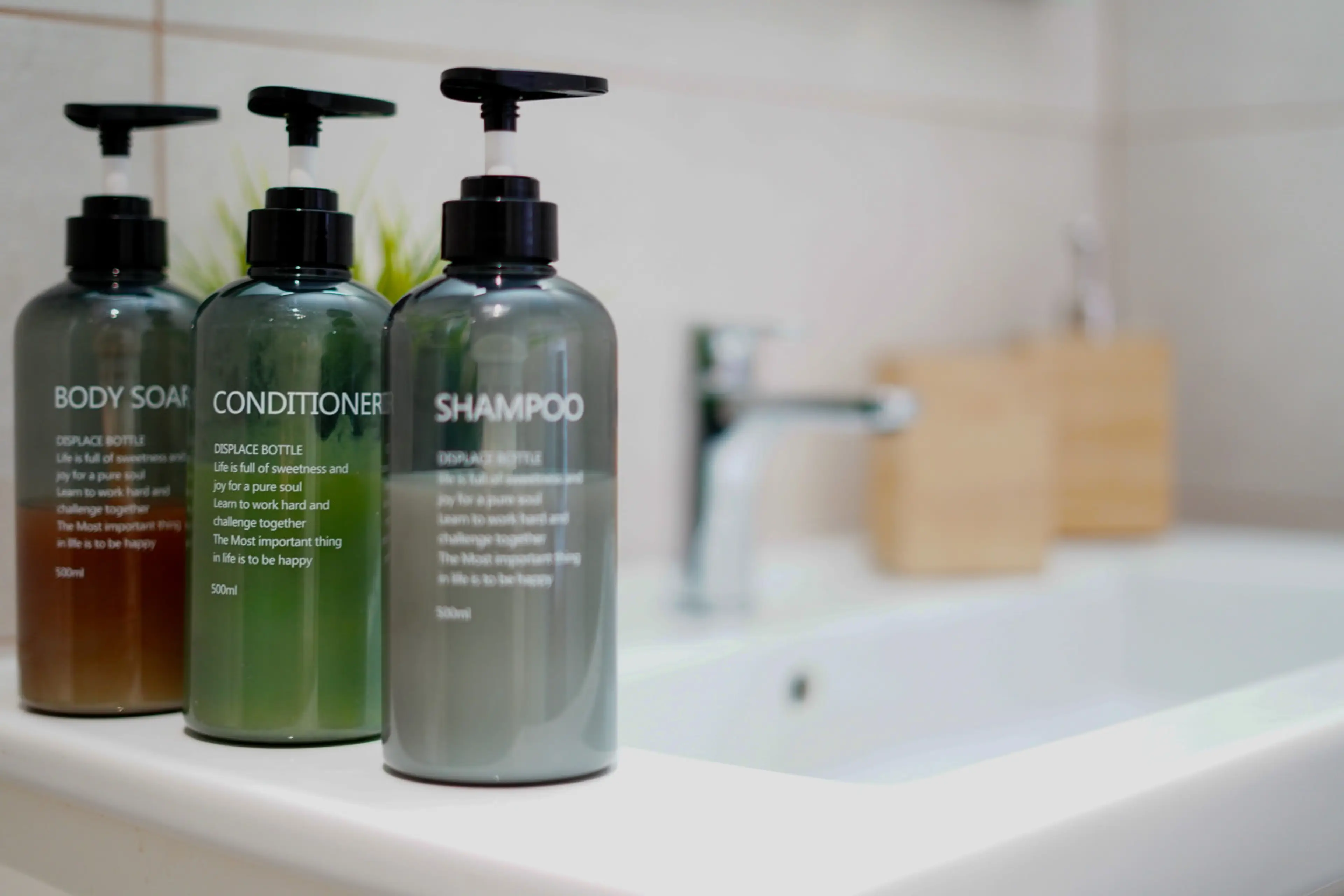 Detalle de los productos de baño de cortesía, que aportan un toque de cuidado y hospitalidad. Todo está dispuesto para ofrecer una experiencia práctica y relajante desde el primer momento.