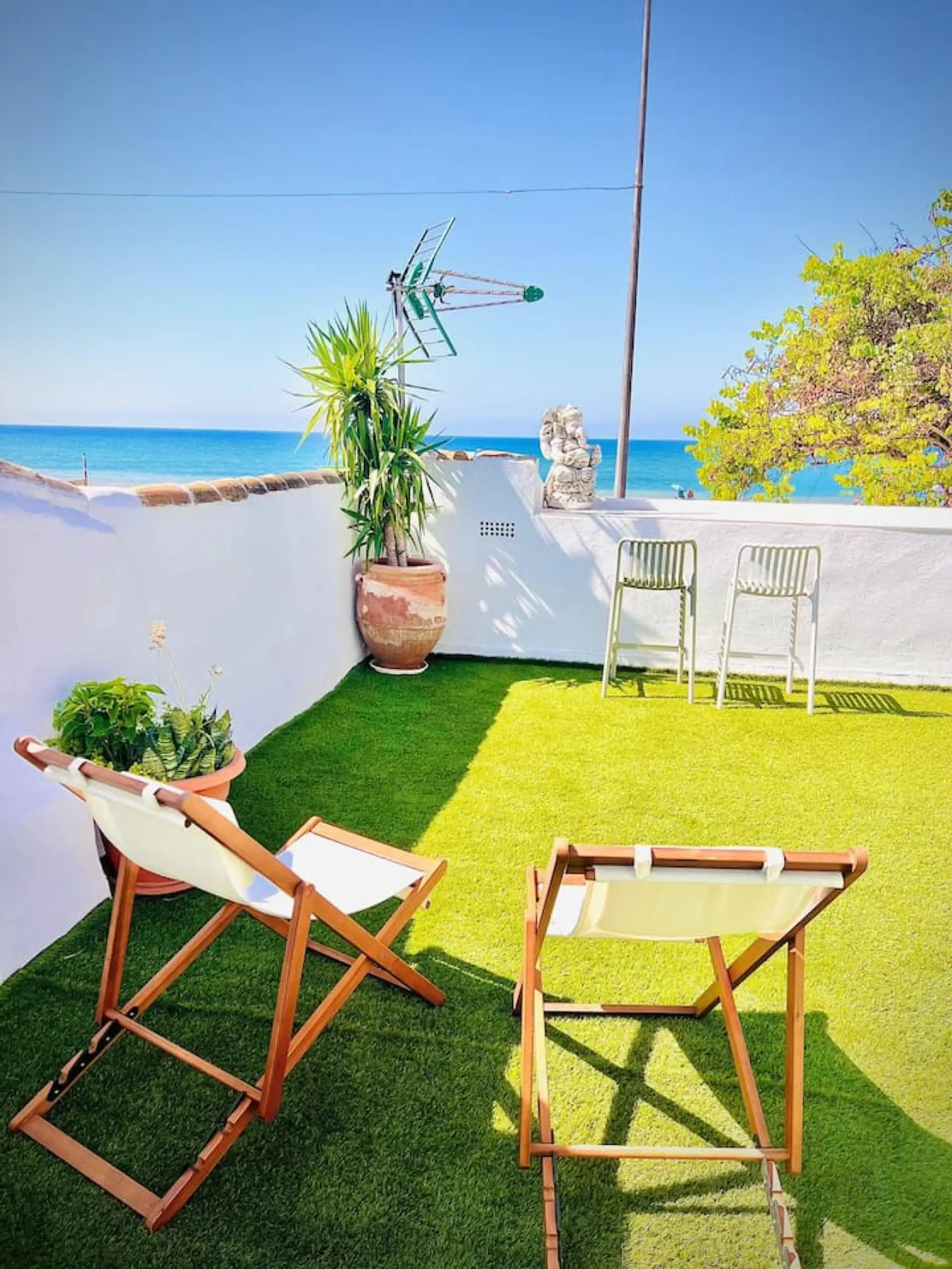 Pequeño chill out con sillas y vistas al mar, un rincón pensado para desconectar y relajarse.