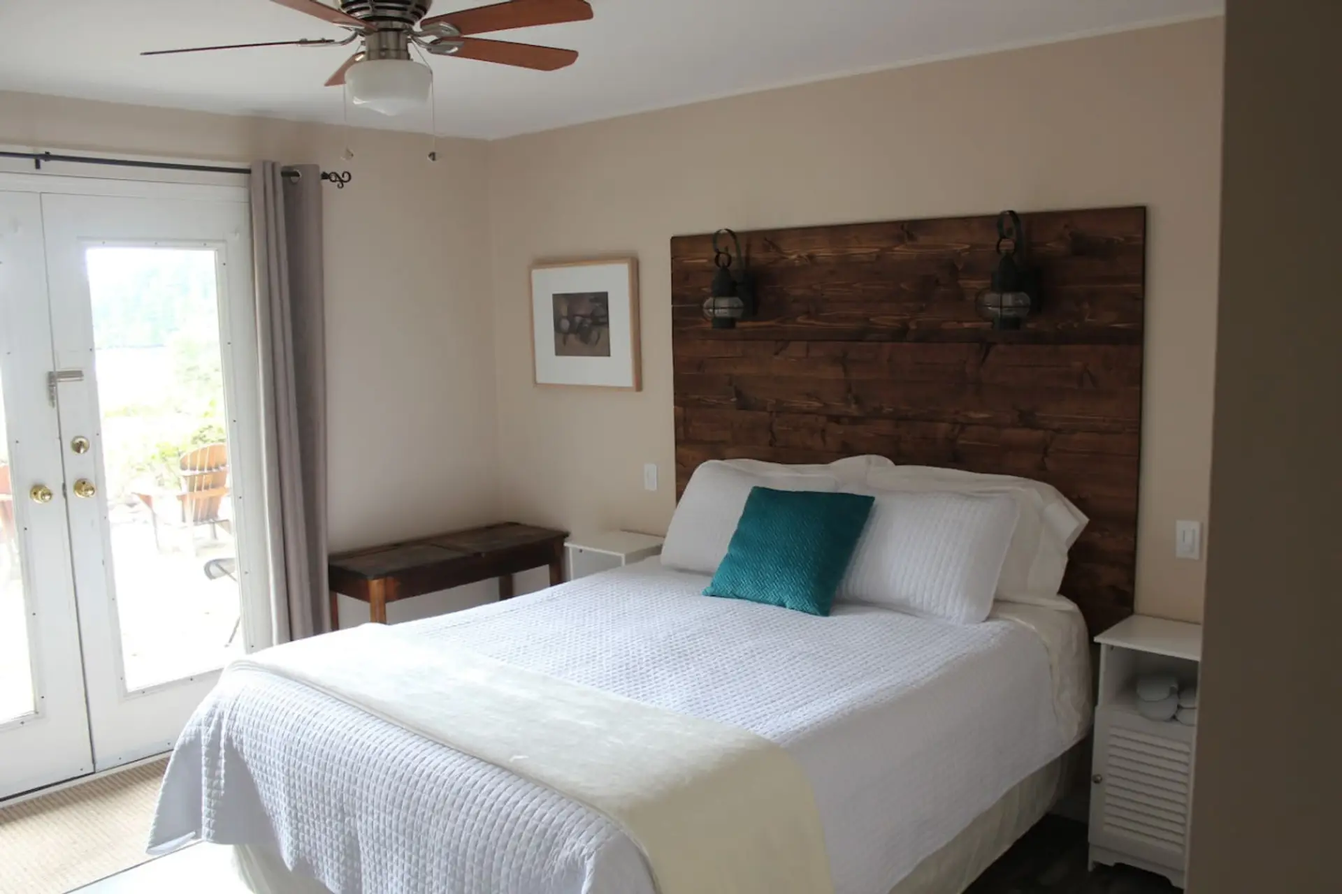 Room Queen Platform bed