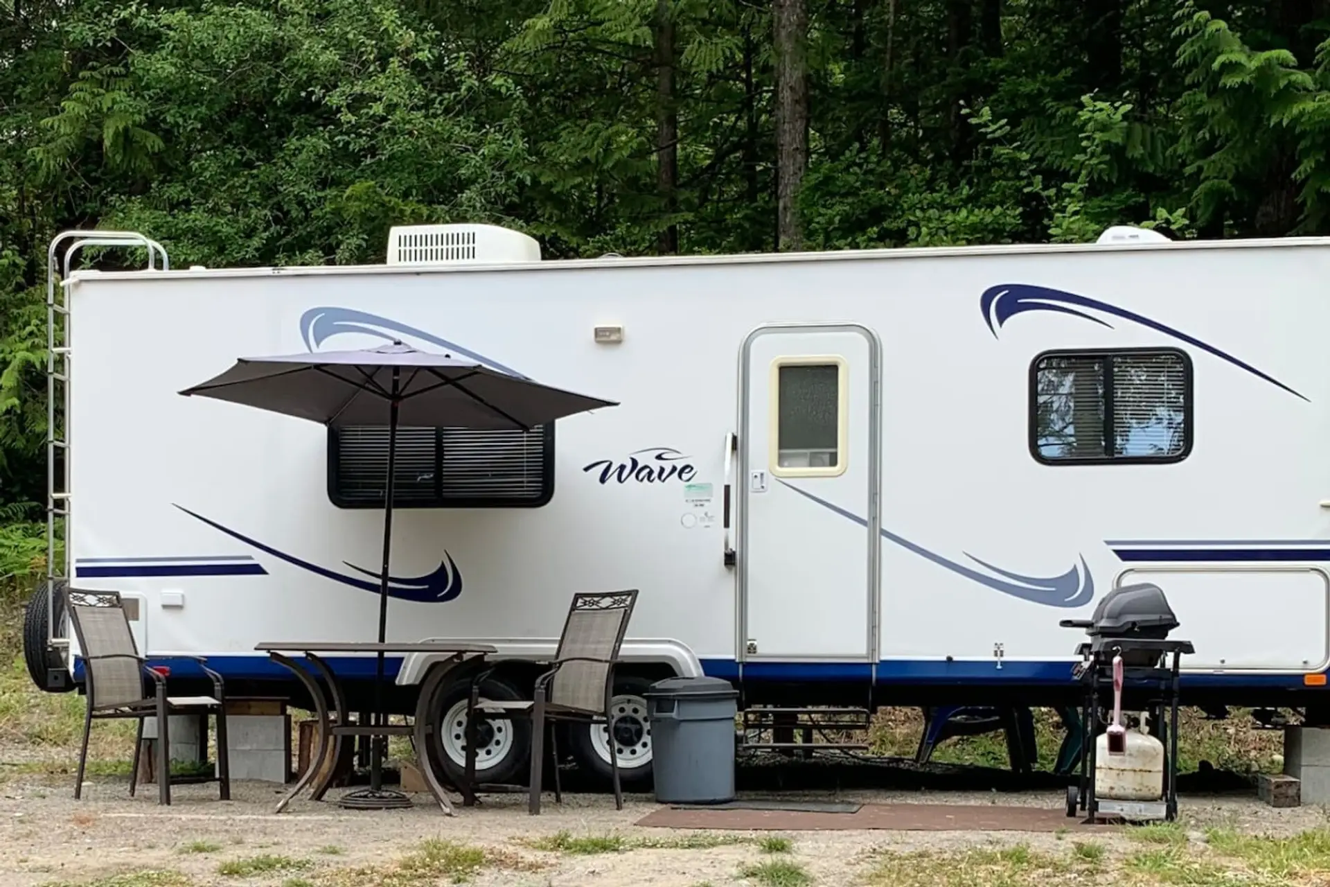 Cozy Cove Trailer/ Caravan with outdoor seating and BBQ.