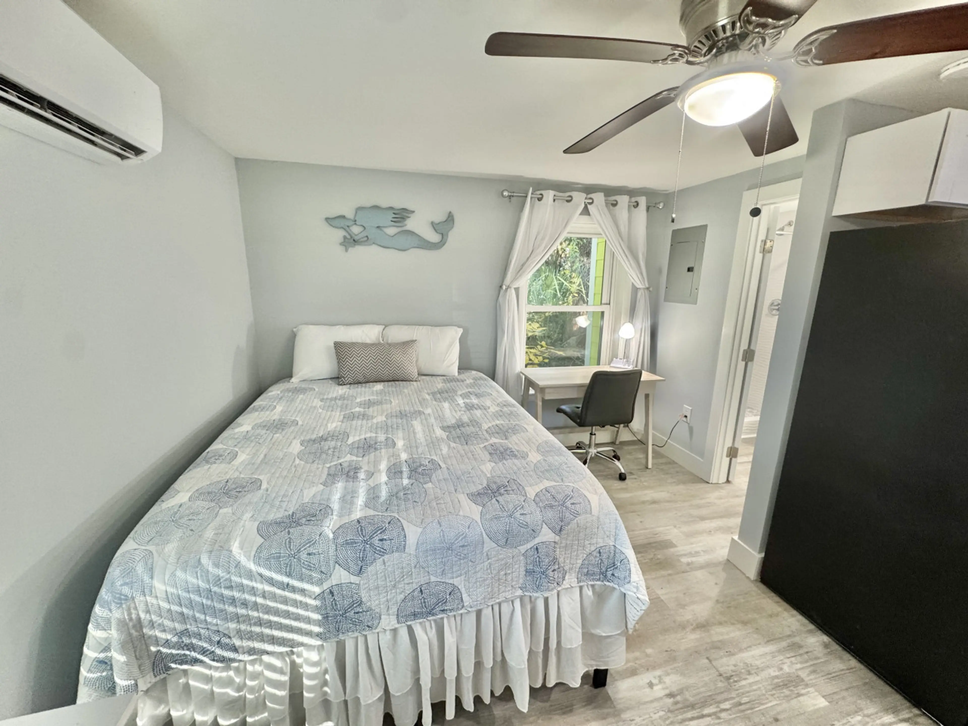 Queen Bed with Desk Area