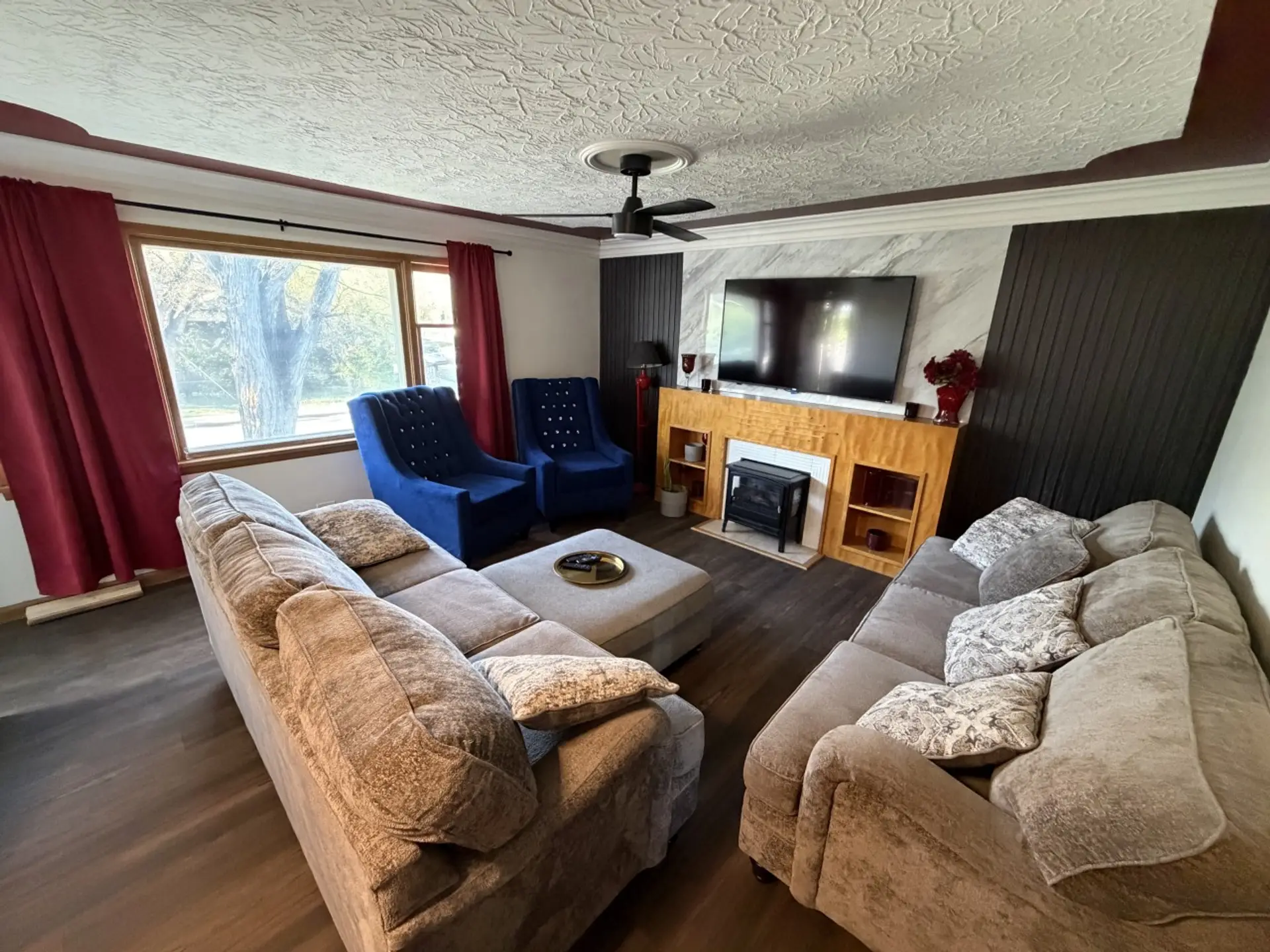 Massive LIving Room - seats 8
