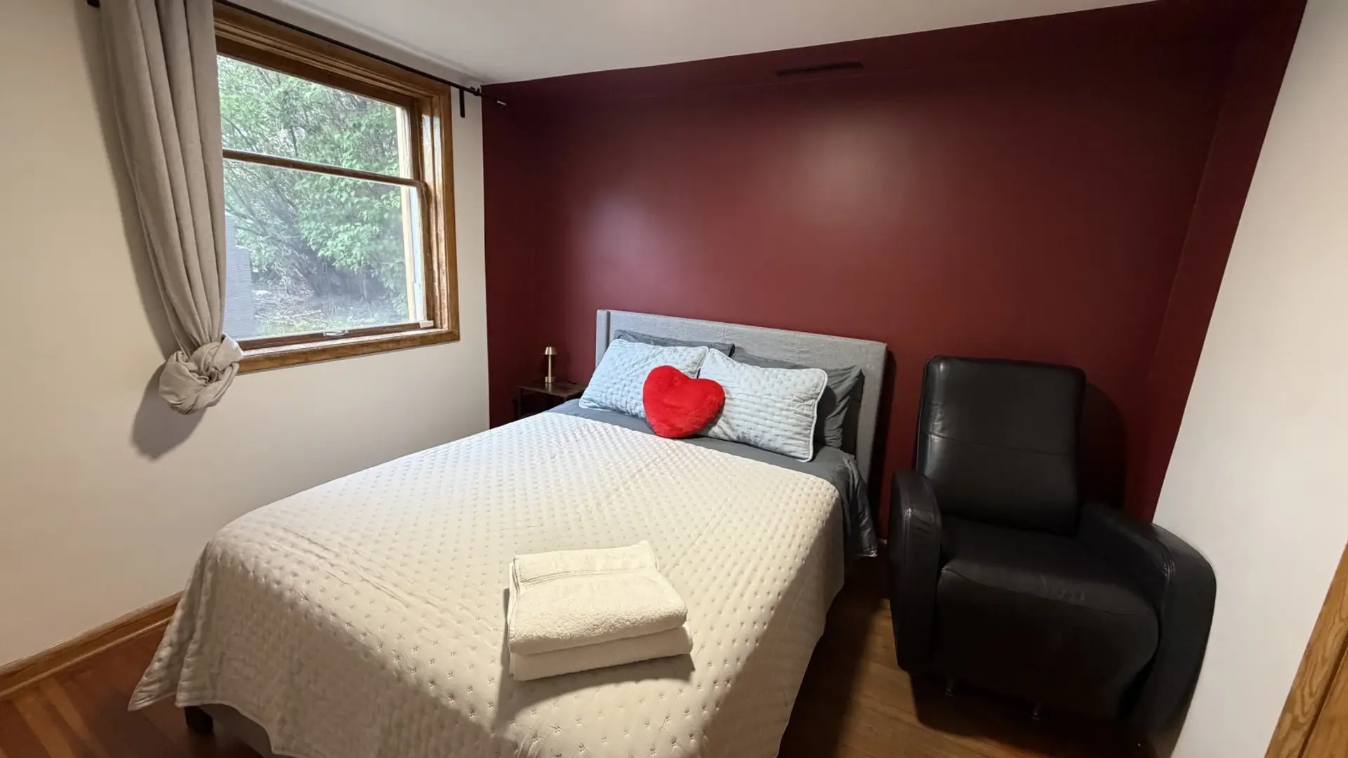 Master Bedroom - Queen