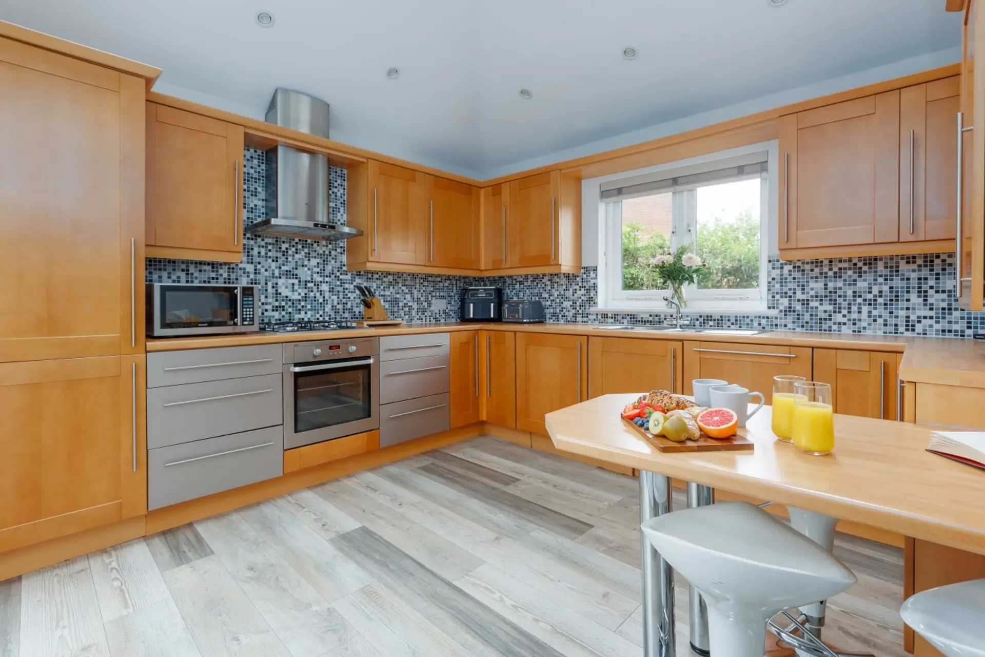 The integrated washing machine and dishwasher accompany the property's fully equipped kitchen