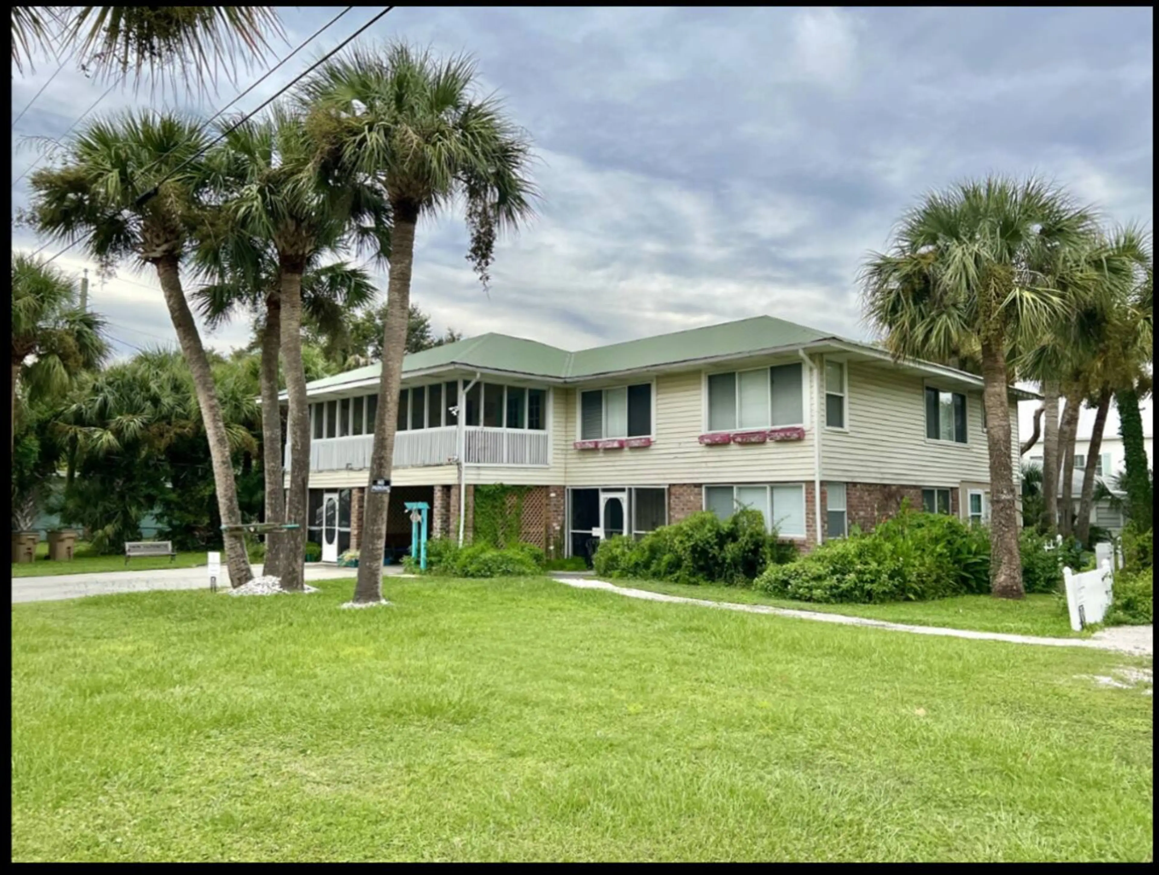 The Fish Cottage - sleeps 20; 3 complete units in one.... One Fish, Two Fish, Red Fish, and Blue Fish