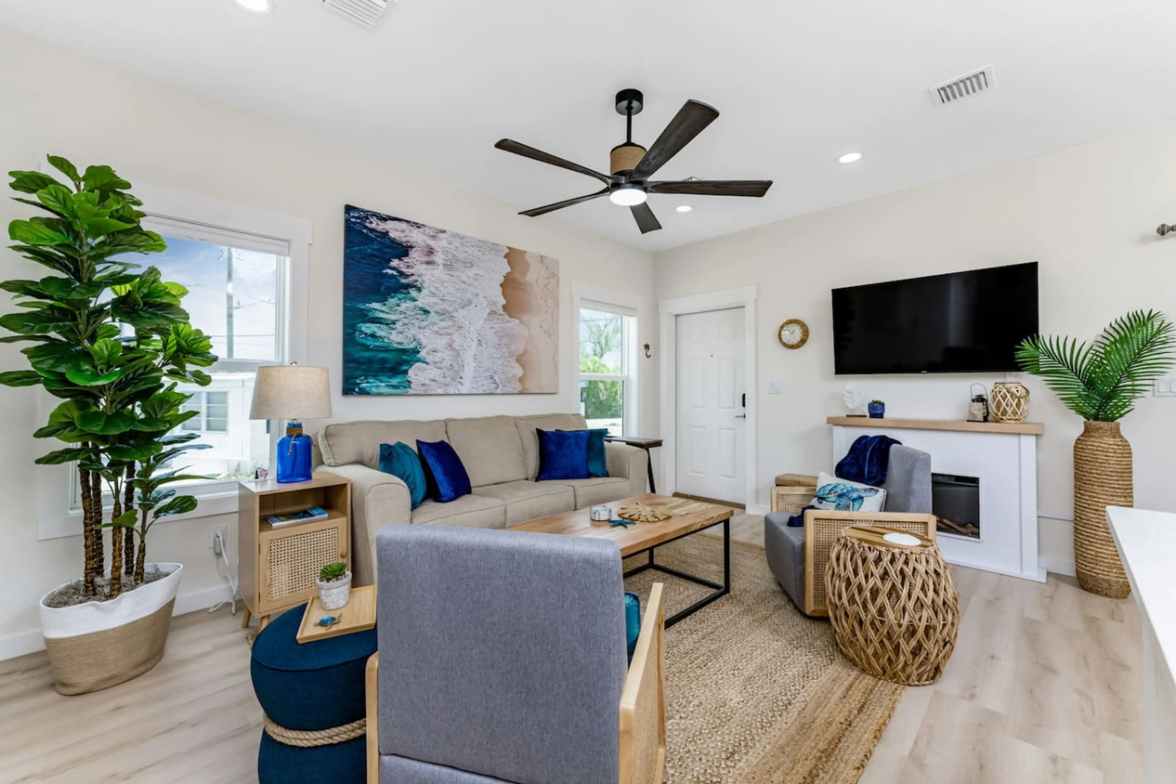 Living Room with Smart TV, Free WiFi and Cable TV