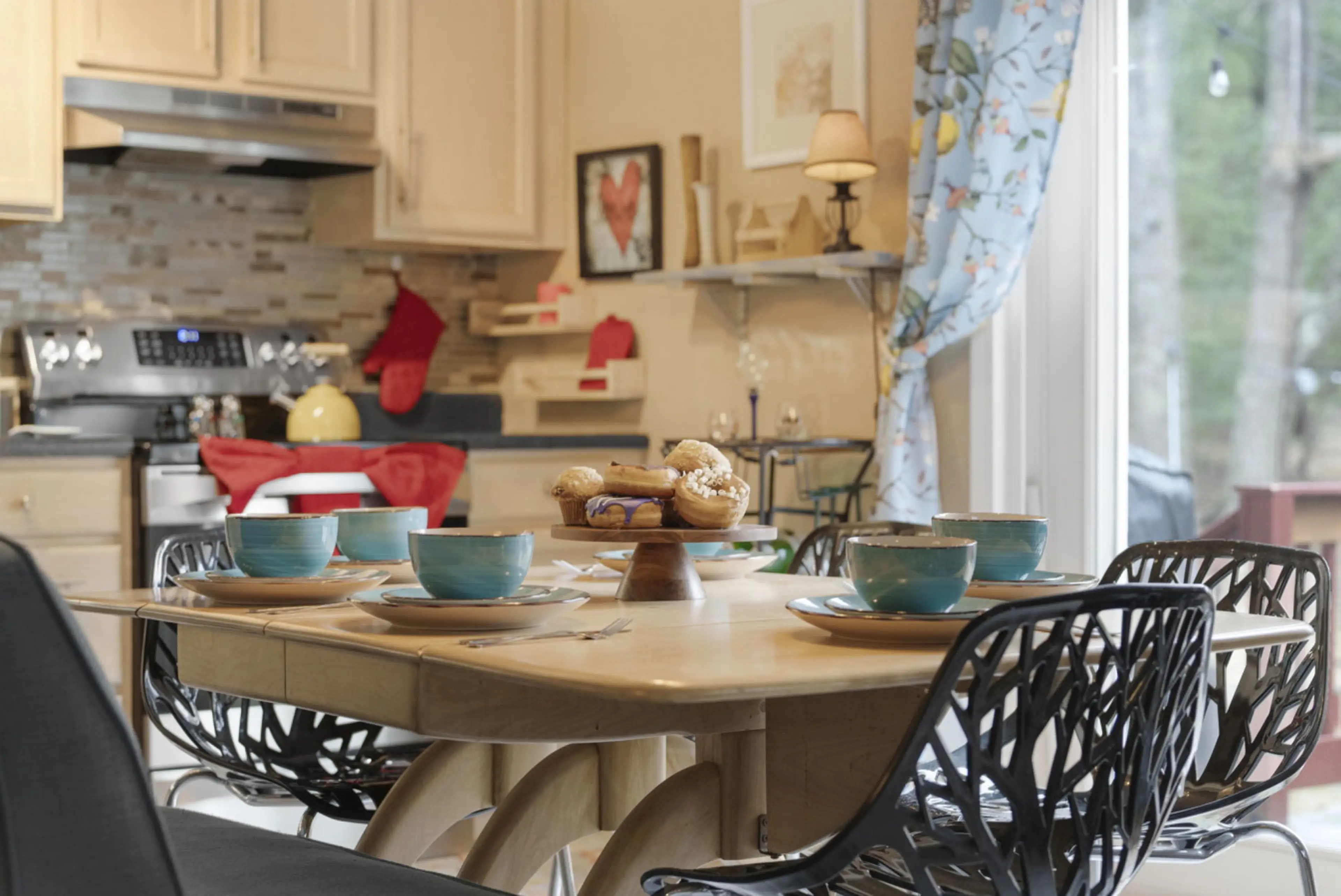 Enjoy your family meals for 6 at this dining room table.