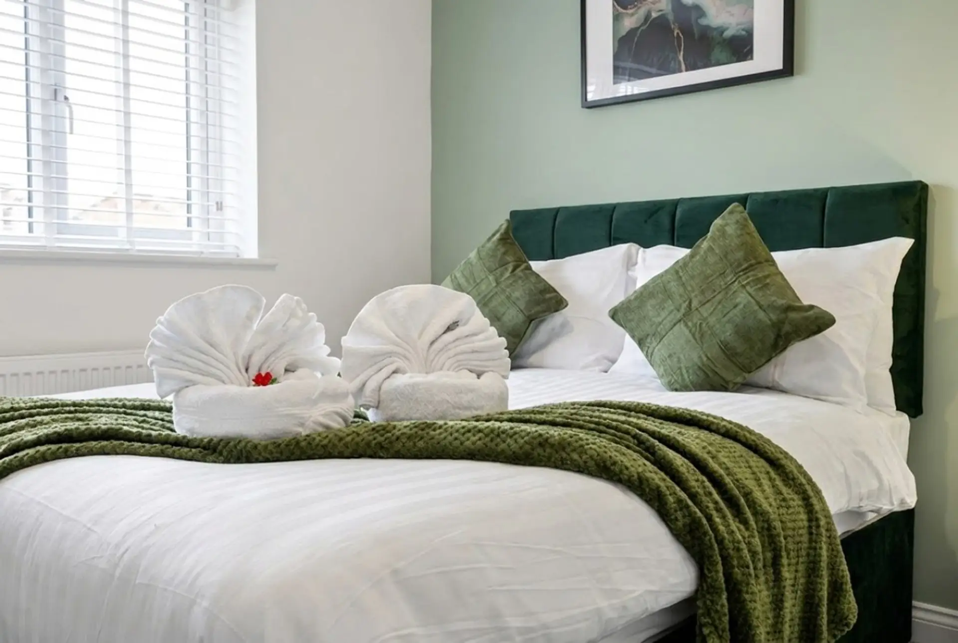 07_Bedroom2_HeadboardTowels