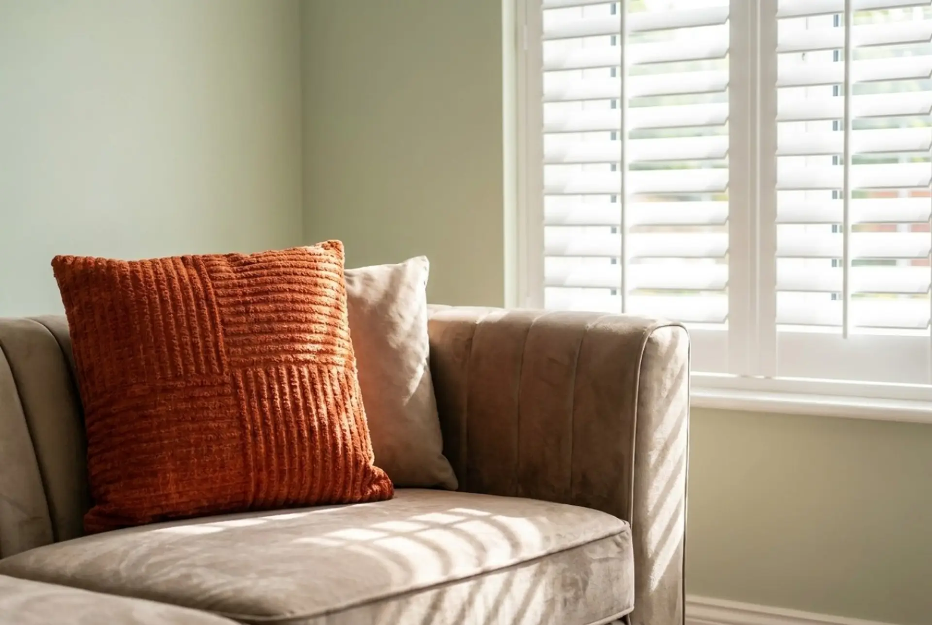 12_livingroom_window_shutters_sofa