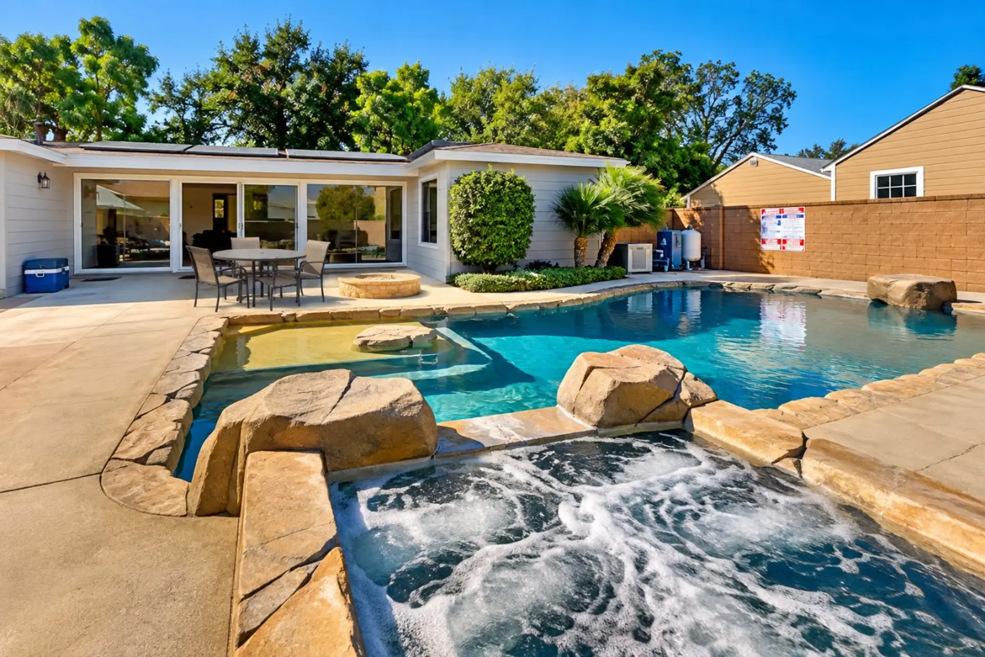 Make every moment feel like a vacation! Take a refreshing dip in the pool, unwind in the relaxing jacuzzi, and enjoy the perfect getaway with family and friends. ☀️✨