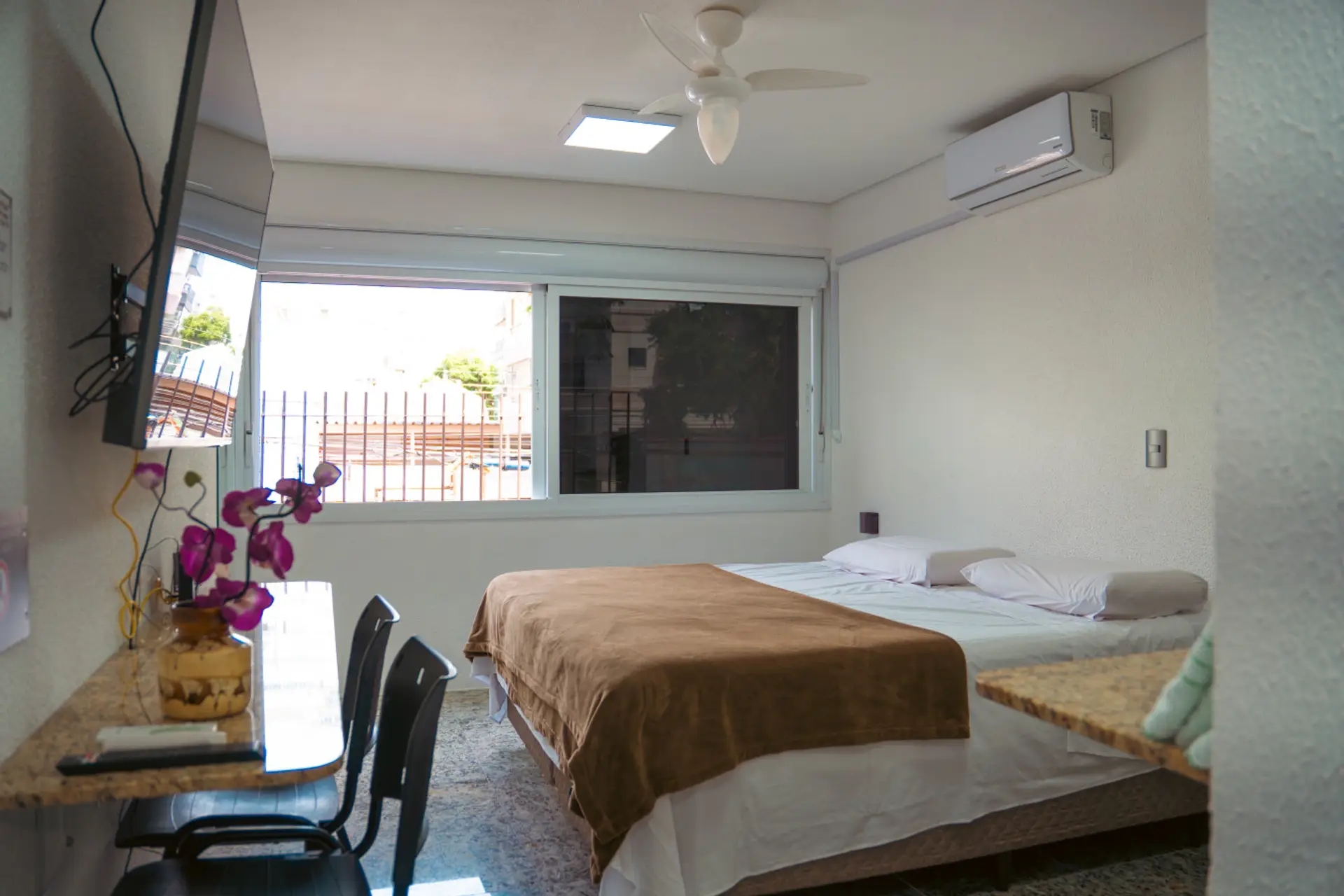 Quarto com Cama Queen, Ar Condicionado, Ventilador de Teto e Smat TV