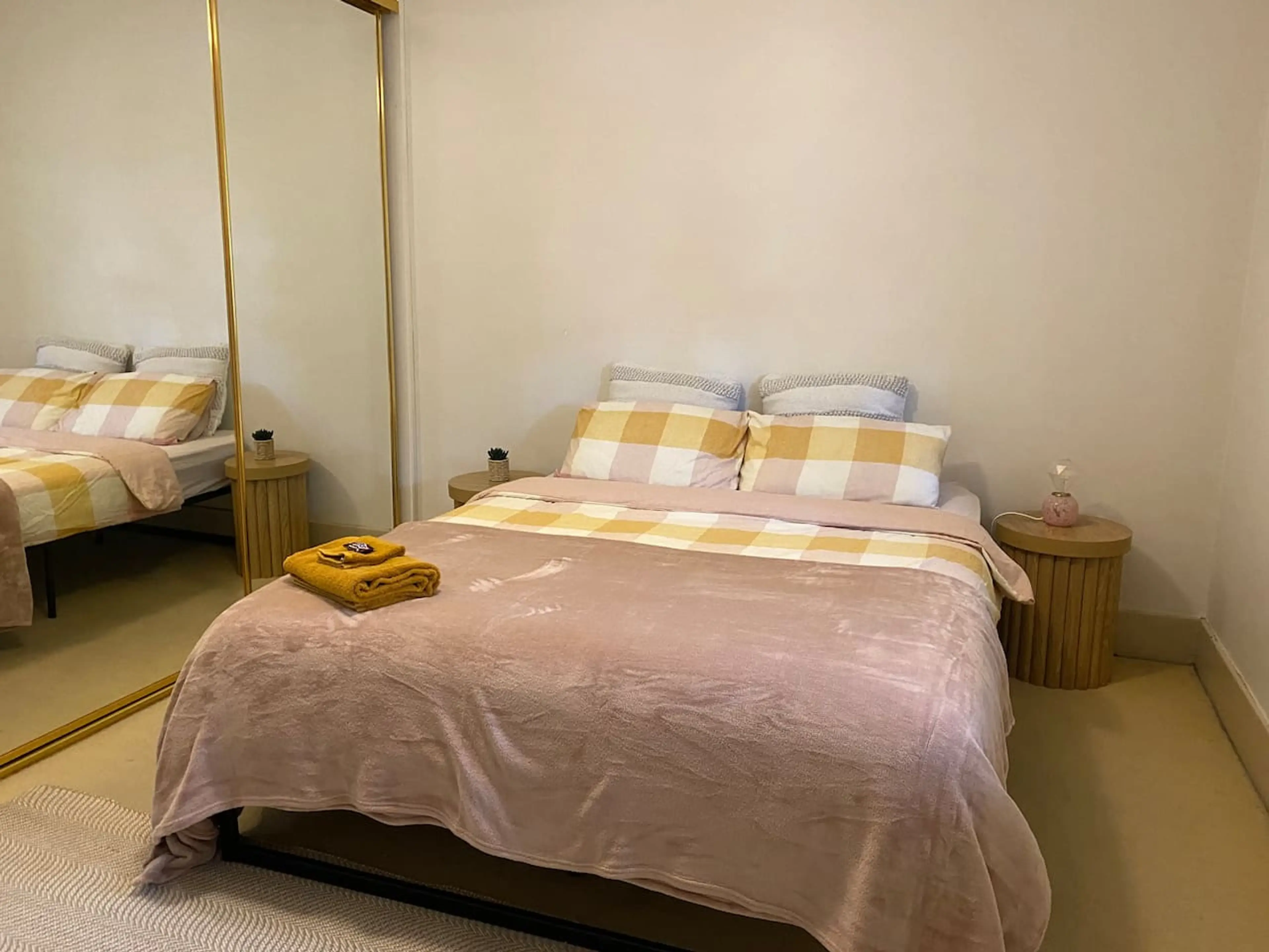 Room for your stay.Plenty or wardrobe space and a very spacious room!