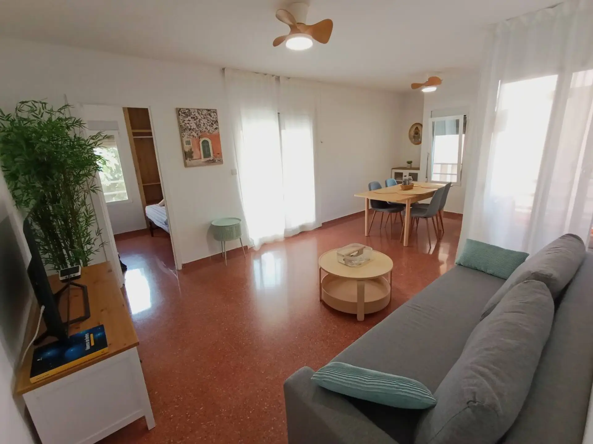 Mesa de comedor, salón, zona común, sofá, TV