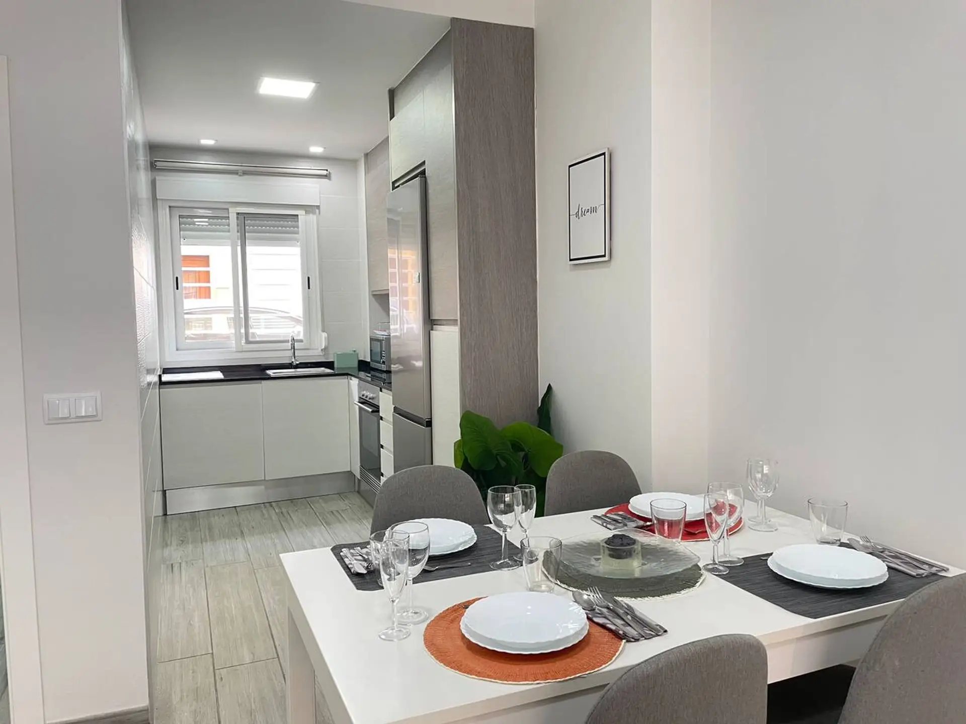 Salón/comedor, set de vajilla al completo, mesa de comedor, cocina