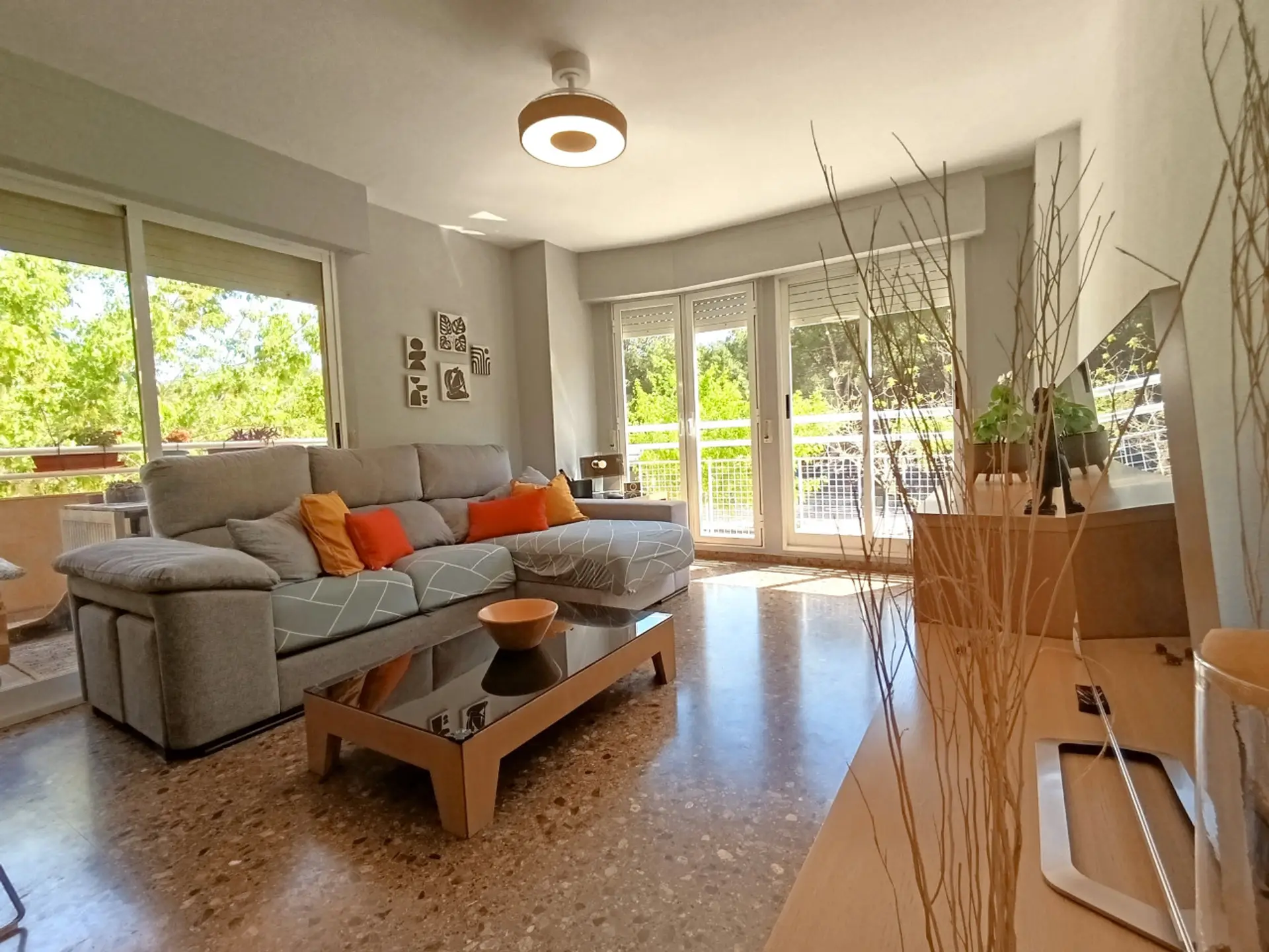 Salón - comedor, mesa comedor, sofá, balcón